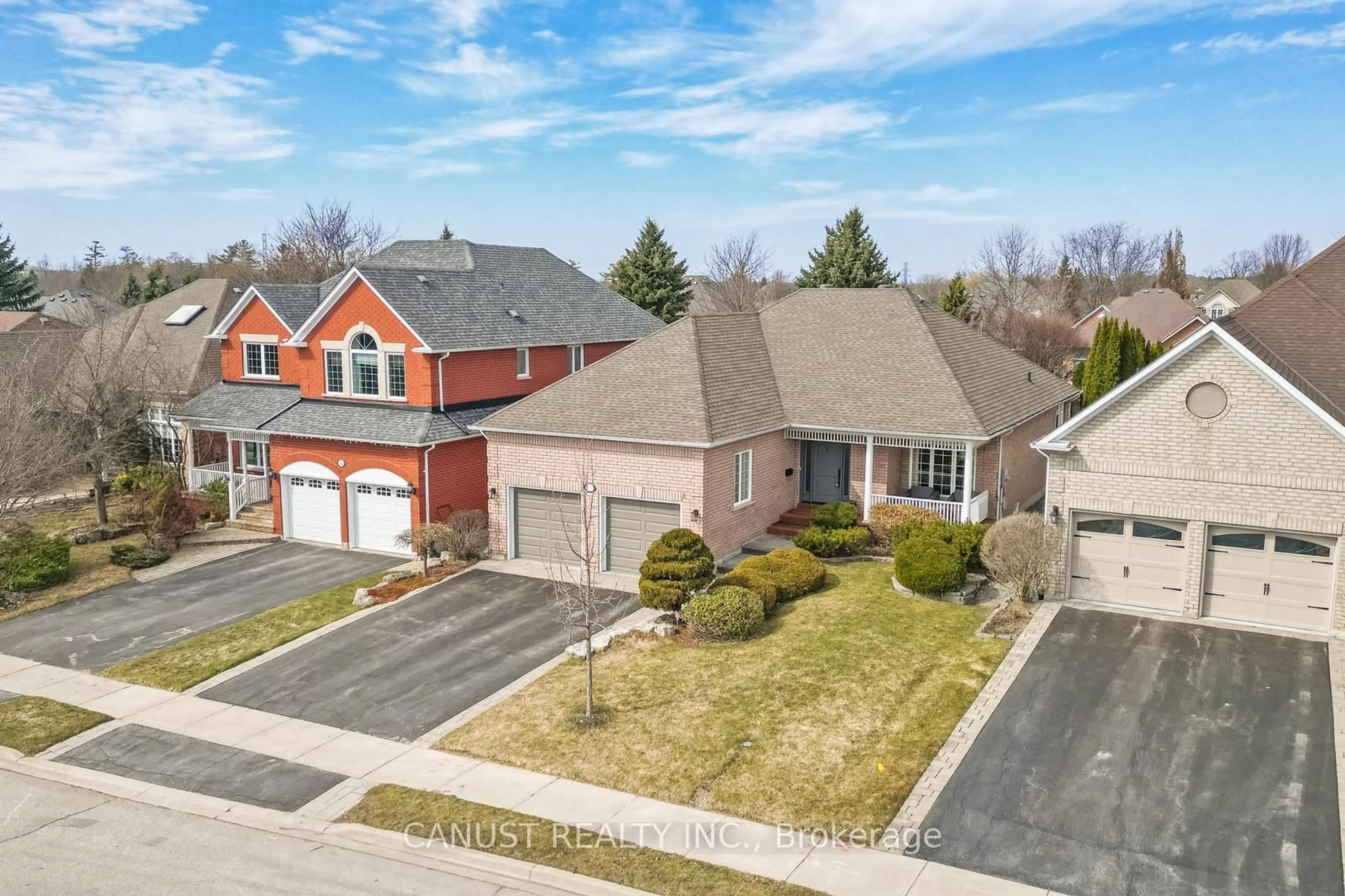 A pic from outside/outdoor area/front of a property/back of a property/a pic from drone, street for 527 Laurelwood Gate, Newmarket Ontario L3X 2H3