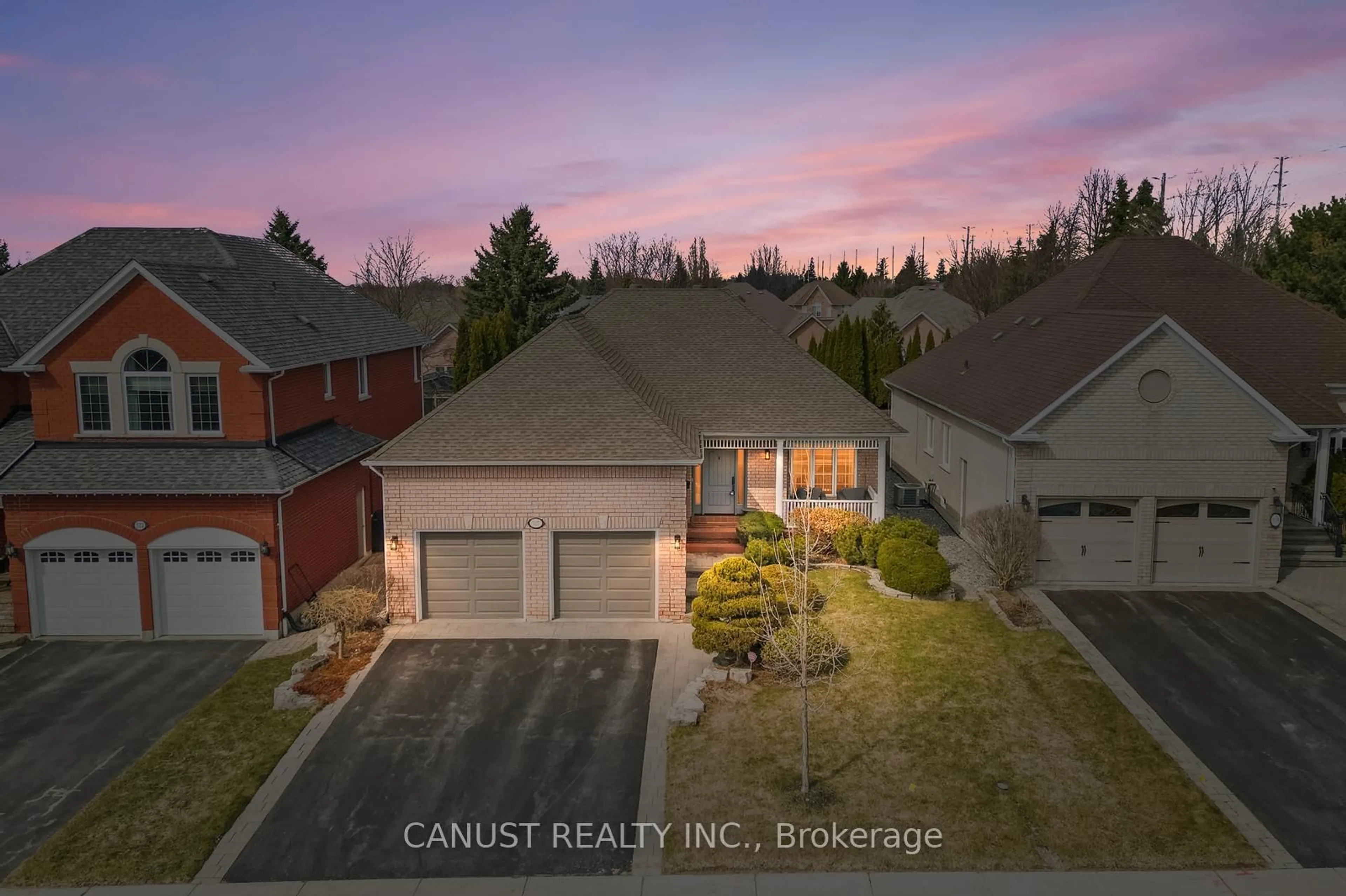 A pic from outside/outdoor area/front of a property/back of a property/a pic from drone, street for 527 Laurelwood Gate, Newmarket Ontario L3X 2H3