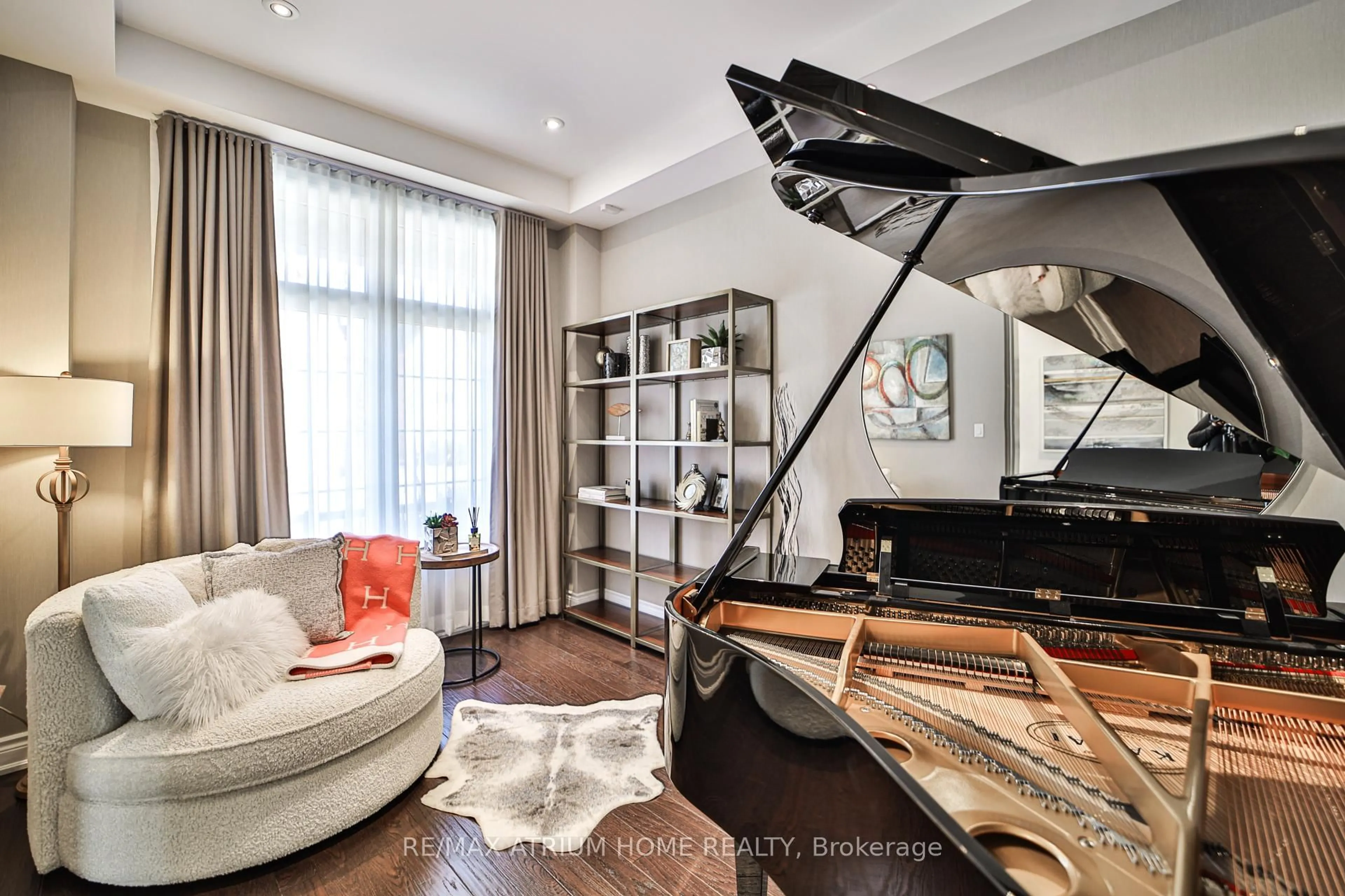 Living room with furniture, wood/laminate floor for 33 Angus Glen Blvd, Markham Ontario L6C 0X9