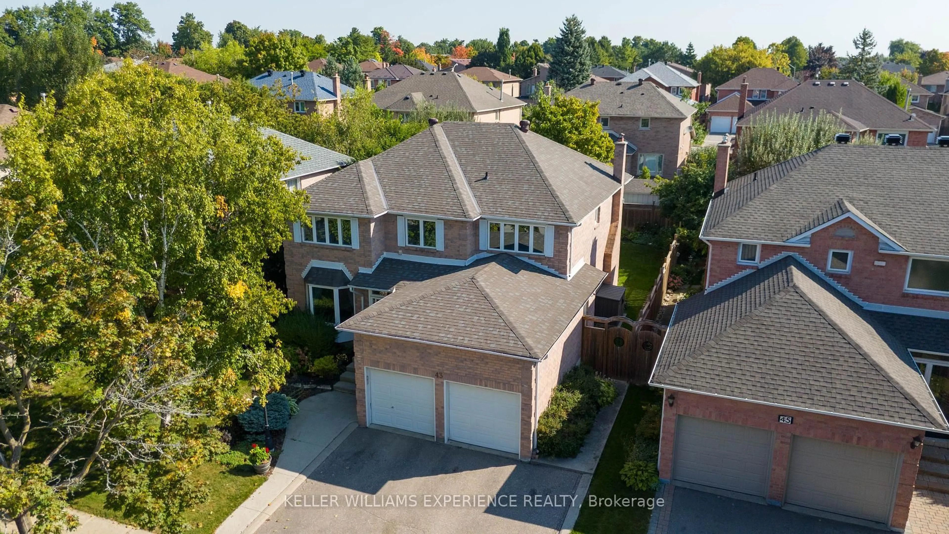 A pic from outside/outdoor area/front of a property/back of a property/a pic from drone, street for 43 Waterhouse Way, Richmond Hill Ontario L4C 9H5