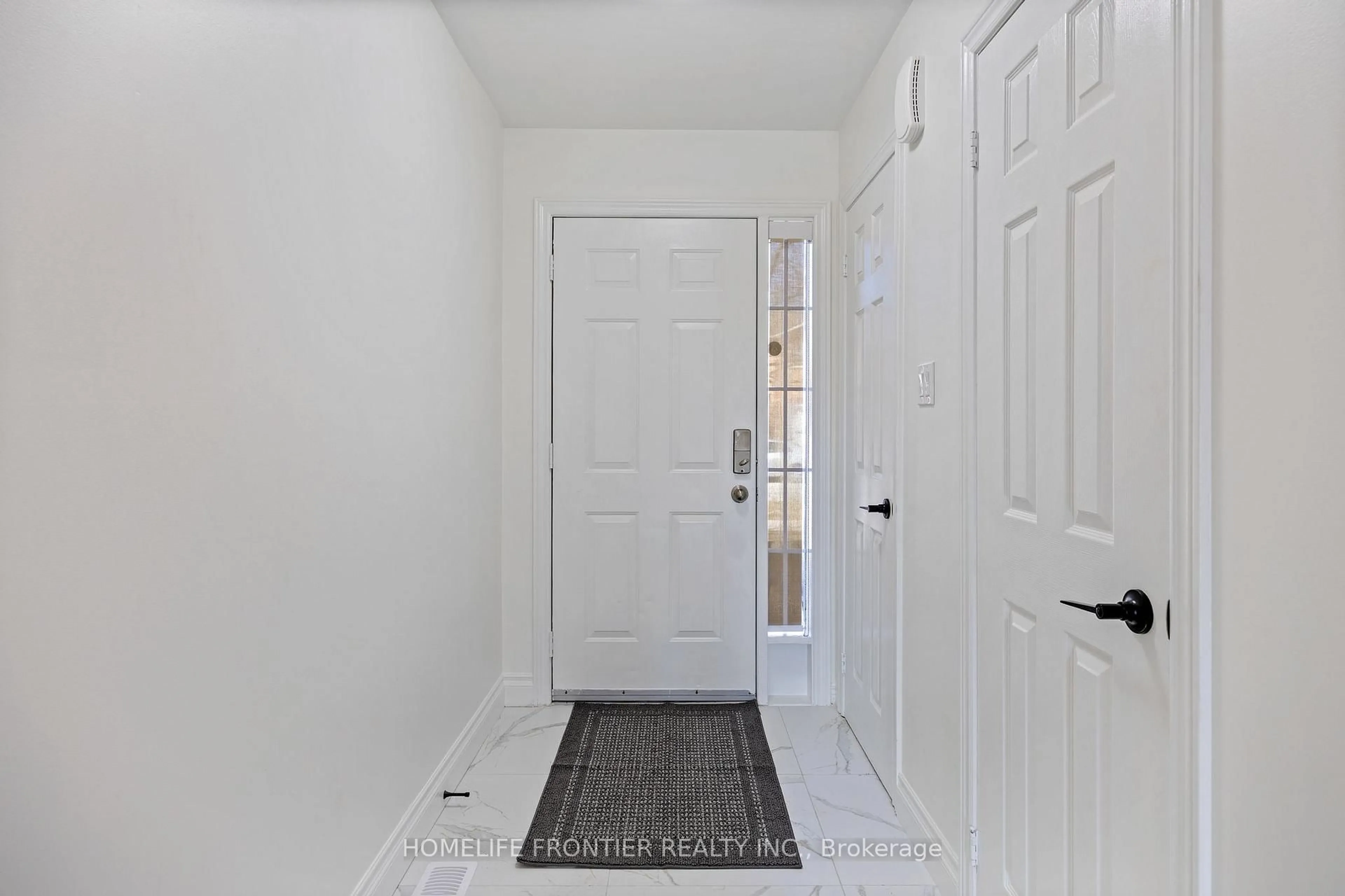 Indoor entryway for 21 Lancaster Crt, Georgina Ontario L4P 4A1