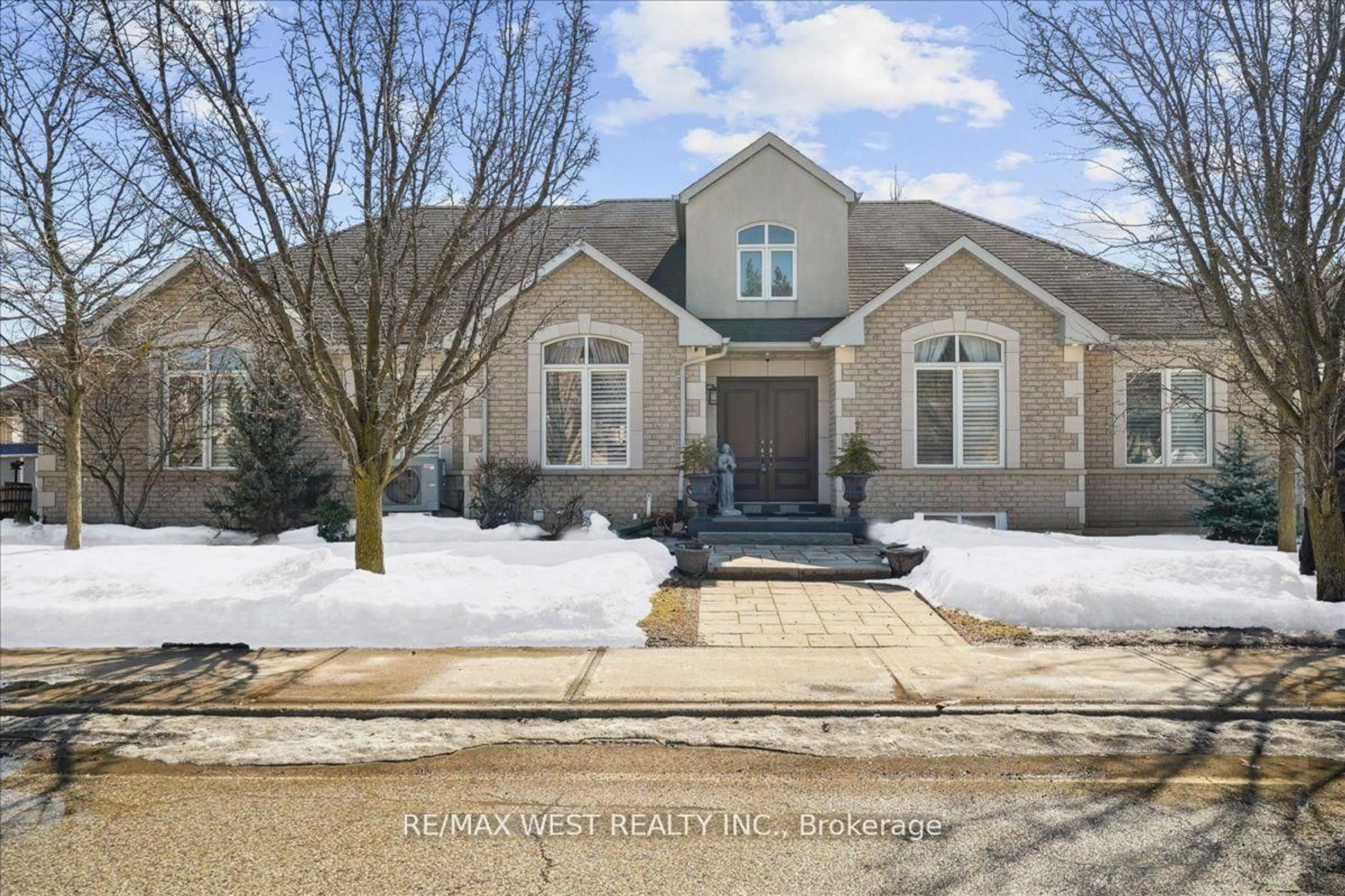 Home with brick exterior material, street for 2 Brookgreene Cres, Richmond Hill Ontario L4C 9W5