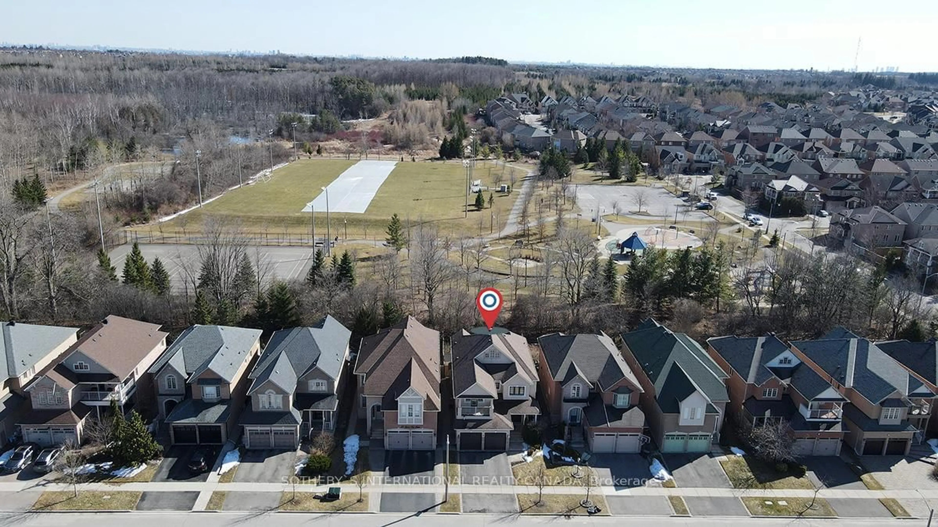 A pic from outside/outdoor area/front of a property/back of a property/a pic from drone, street for 41 Grand Oak Dr, Richmond Hill Ontario L4E 4A1