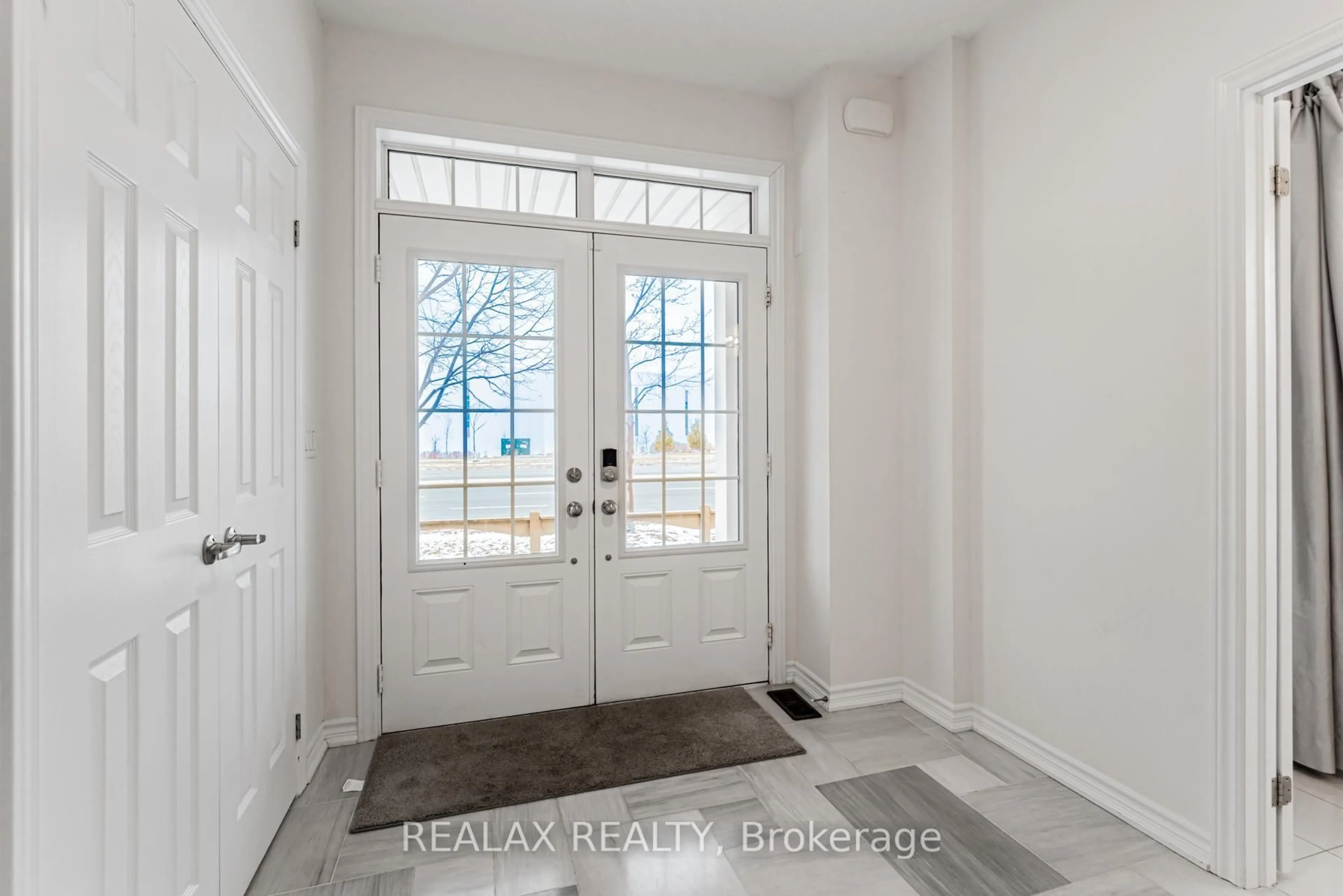 Indoor entryway for 143 Livante Crt, Markham Ontario L6C 0T9
