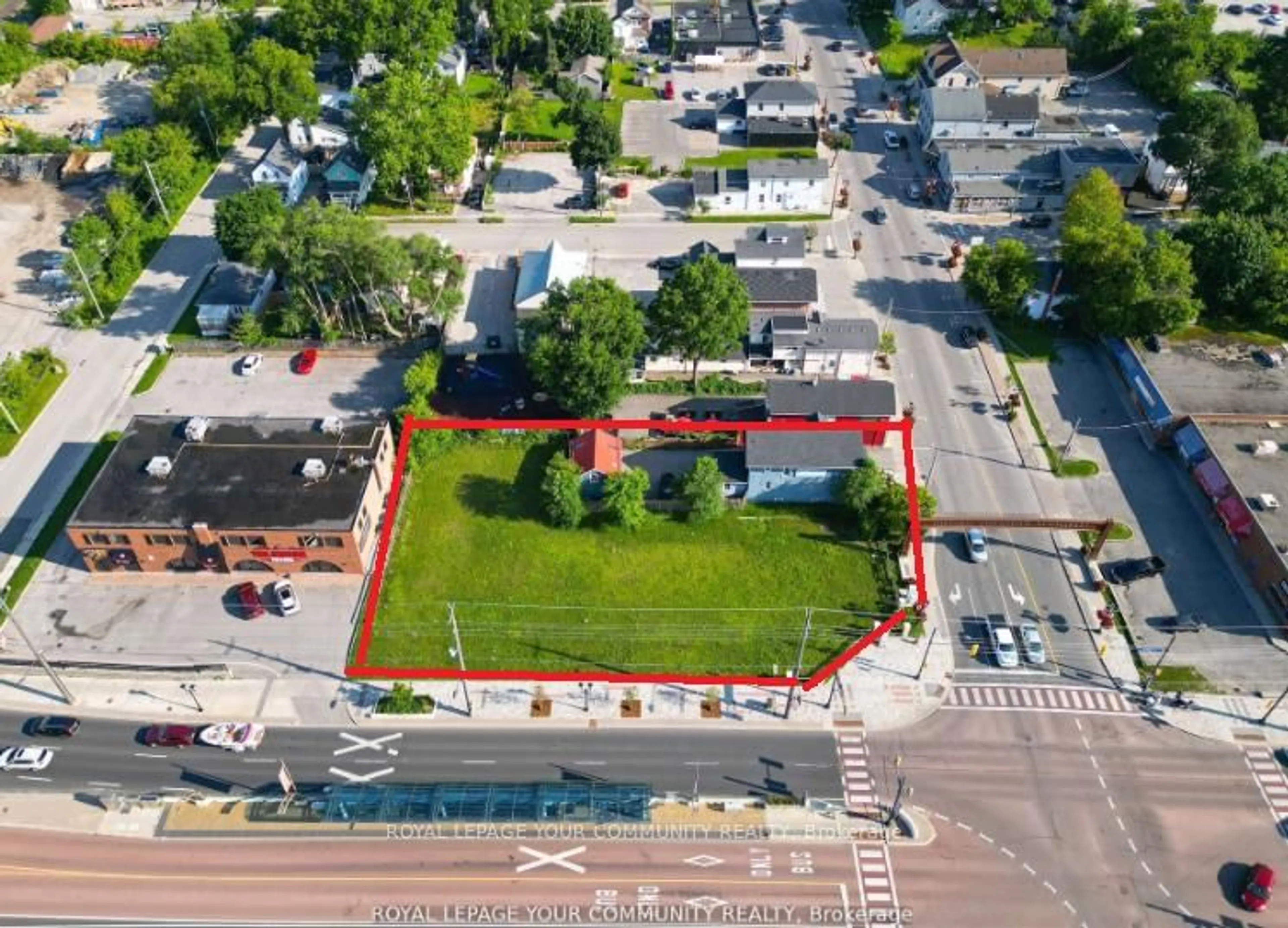 A pic from outside/outdoor area/front of a property/back of a property/a pic from drone, street for 11 Main St (432/438 Davis), Newmarket Ontario L3Y 3Y1