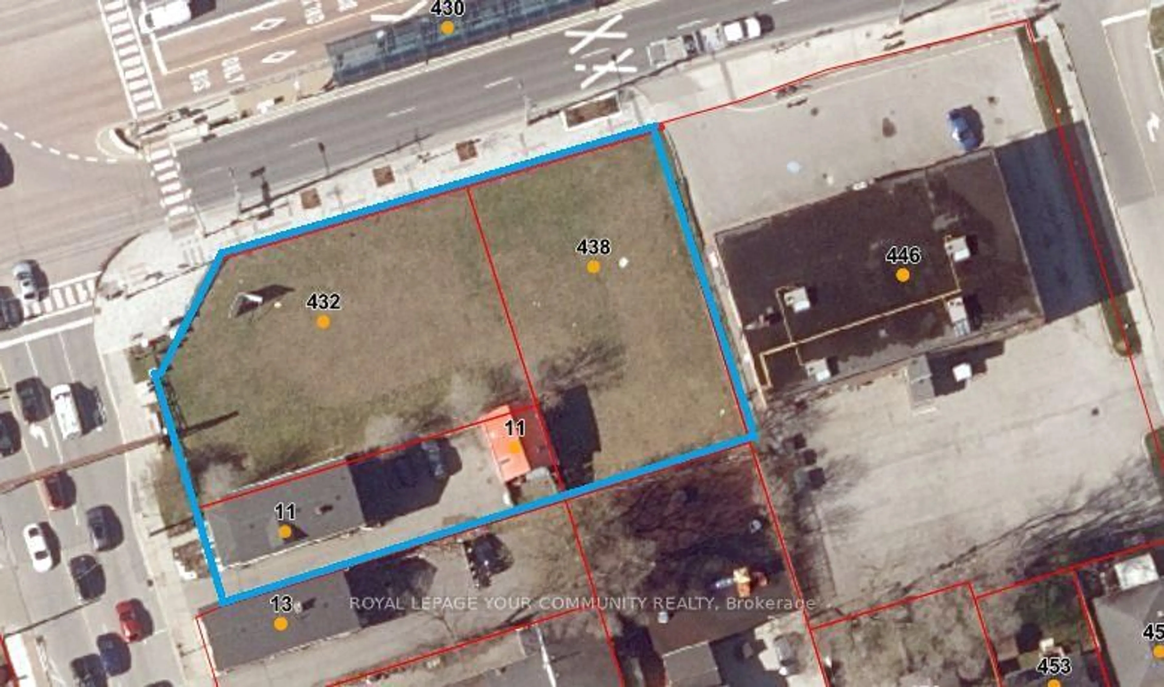 A pic from outside/outdoor area/front of a property/back of a property/a pic from drone, street for 11 Main St (432/438 Davis), Newmarket Ontario L3Y 3Y1