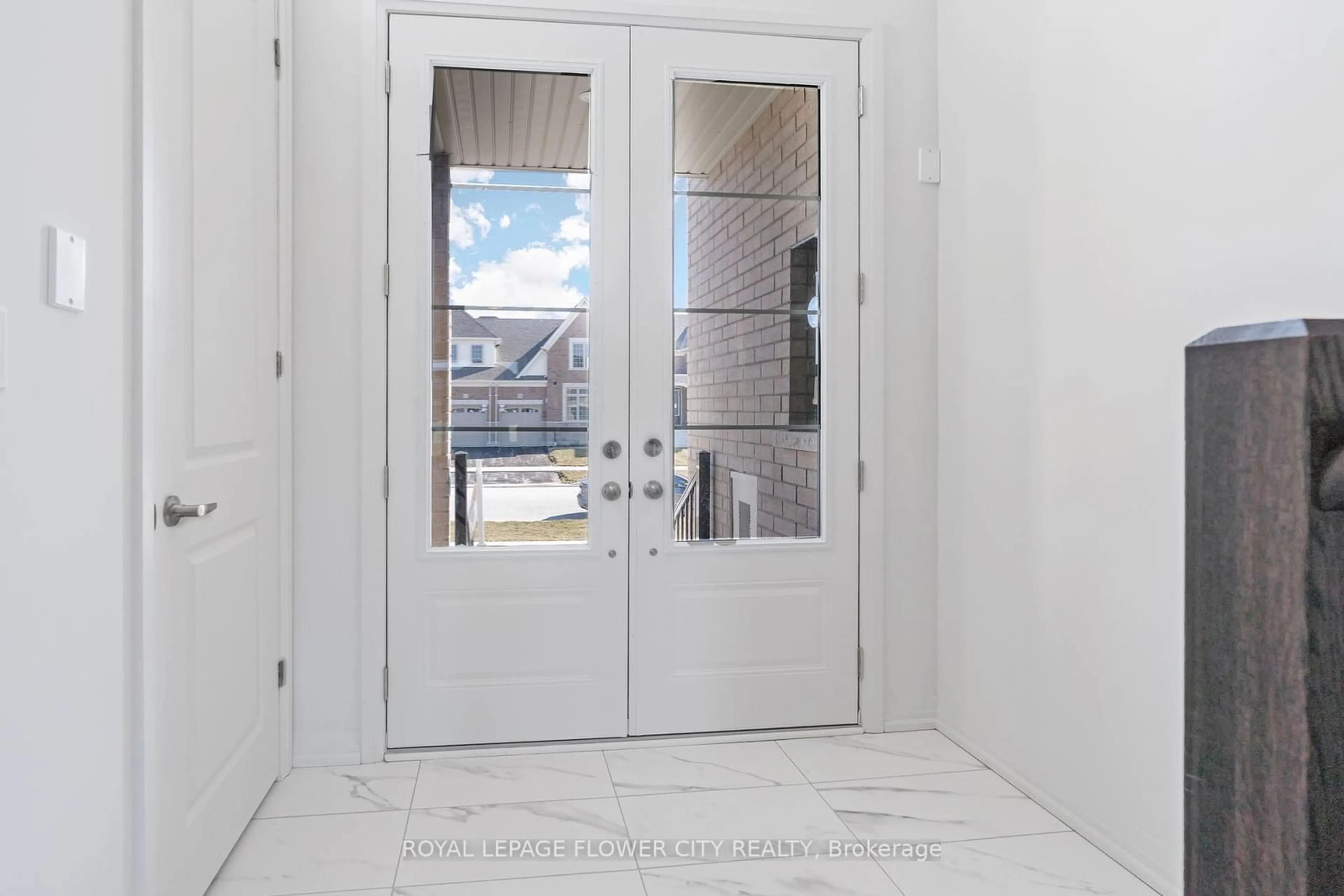 Indoor entryway for 9 Mayapple St, Adjala-Tosorontio Ontario L0G 1W0