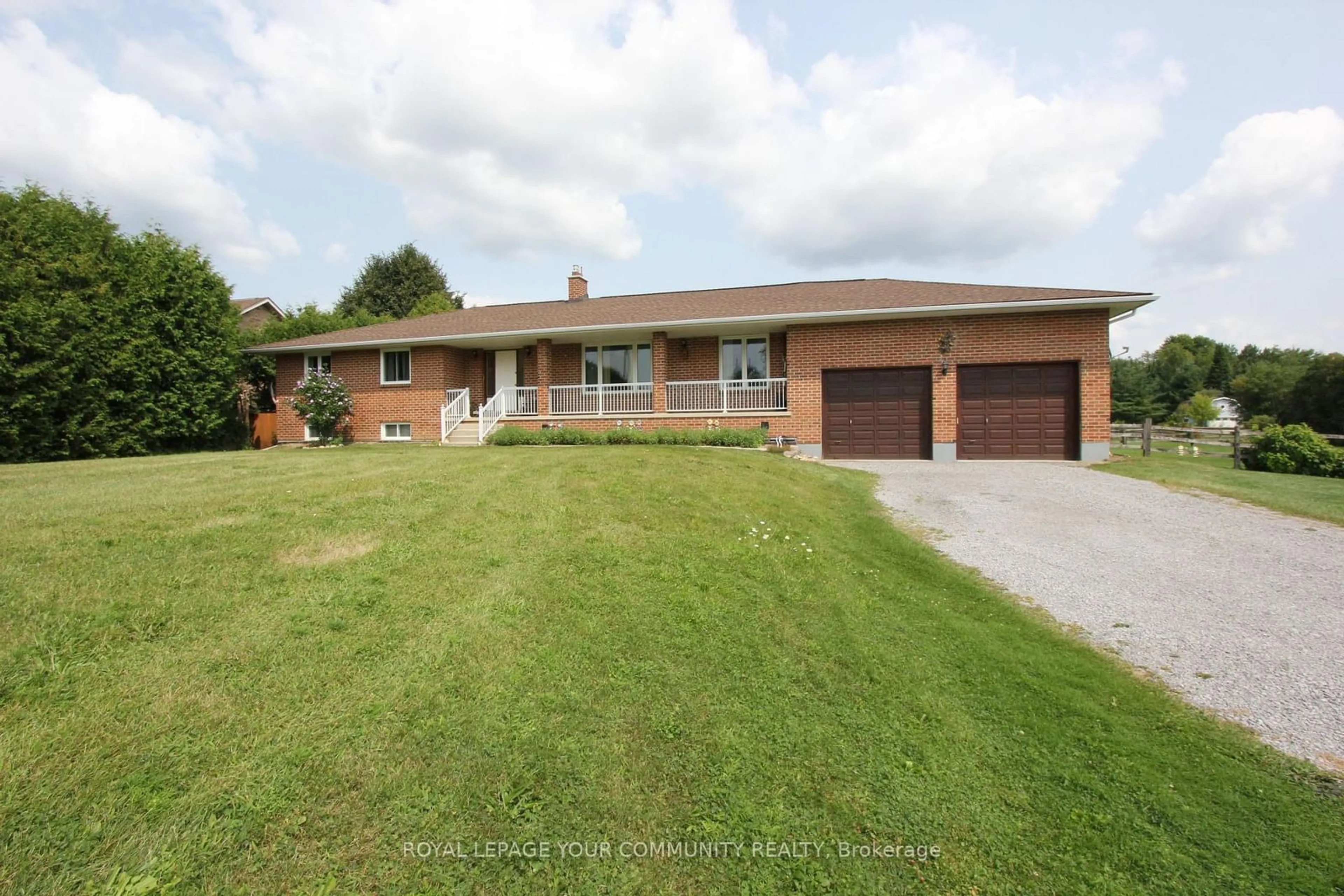 A pic from outside/outdoor area/front of a property/back of a property/a pic from drone, street for 20161 Bathurst St, East Gwillimbury Ontario L9N 1N3