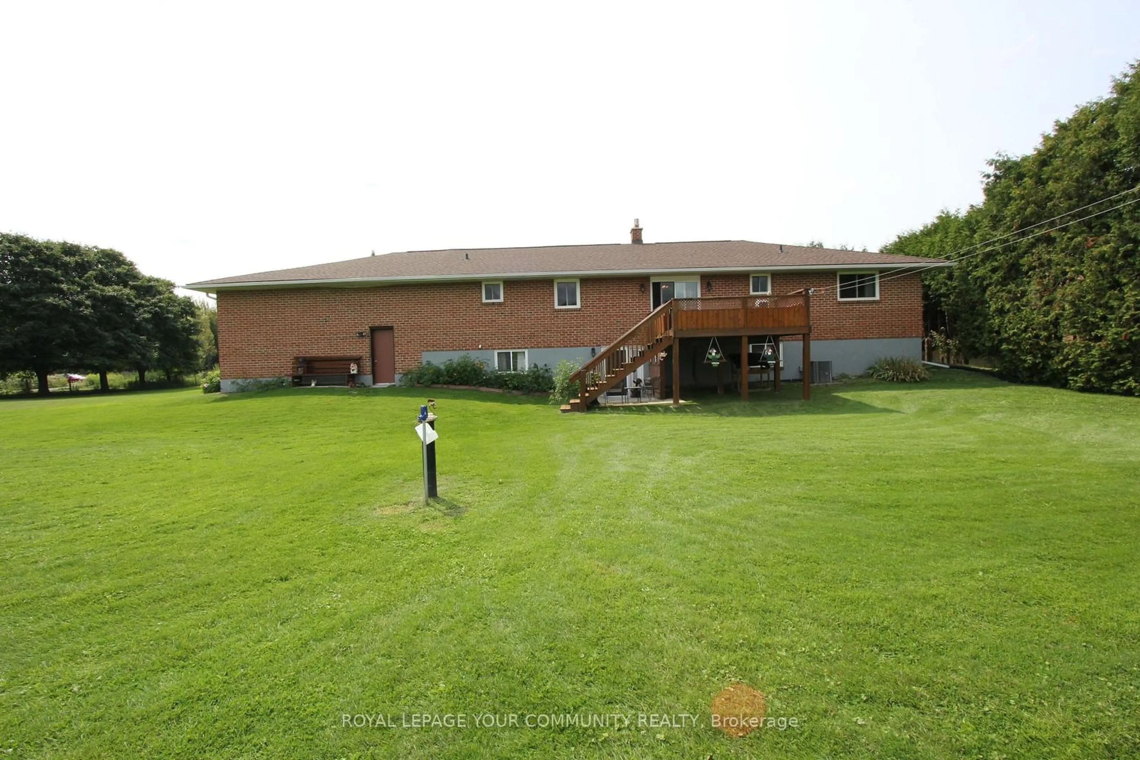 A pic from outside/outdoor area/front of a property/back of a property/a pic from drone, water/lake/river/ocean view for 20161 Bathurst St, East Gwillimbury Ontario L9N 1N3