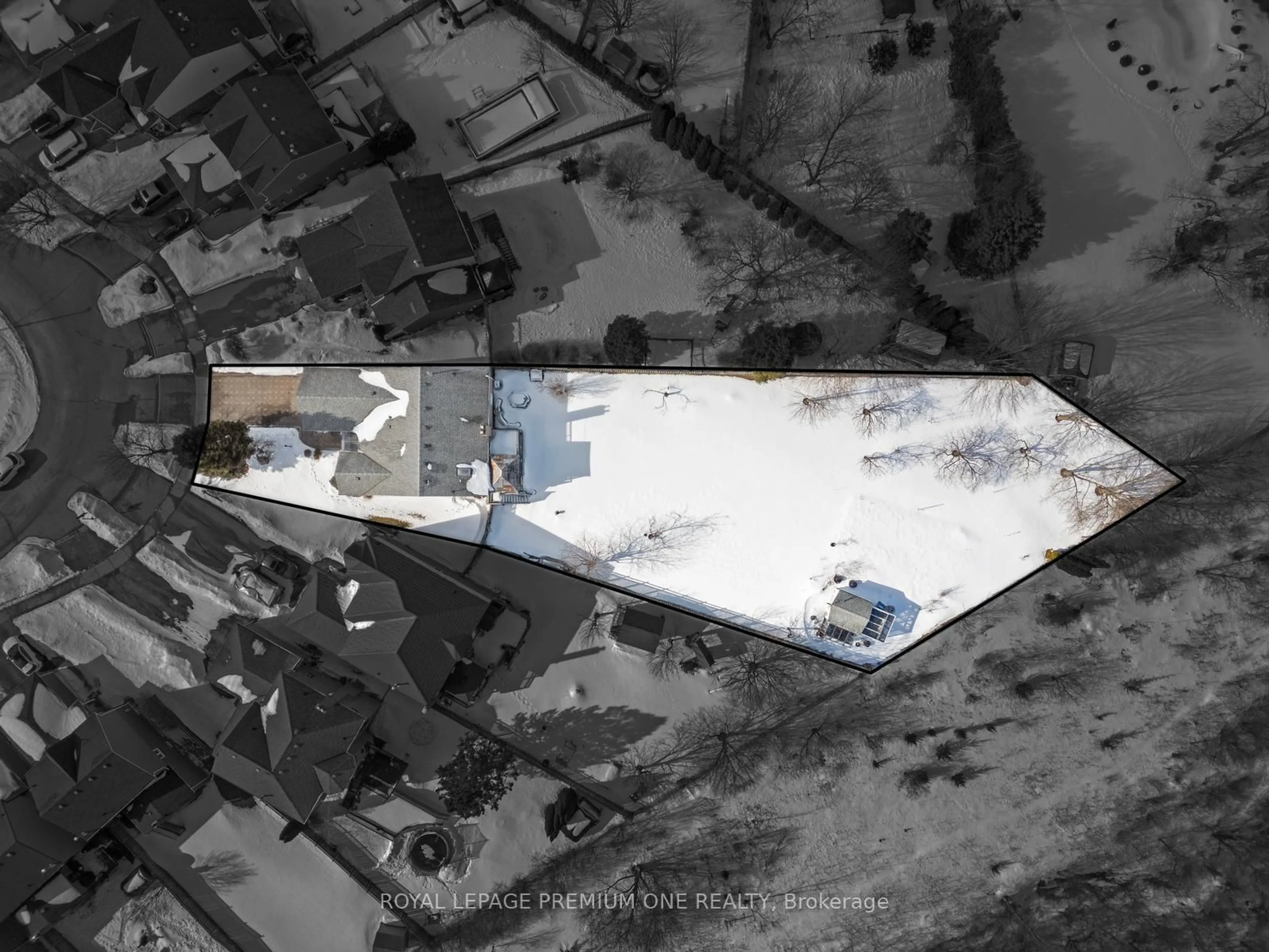 A pic from outside/outdoor area/front of a property/back of a property/a pic from drone, building for 14 CARRICK Ave, Georgina Ontario L4P 3R4