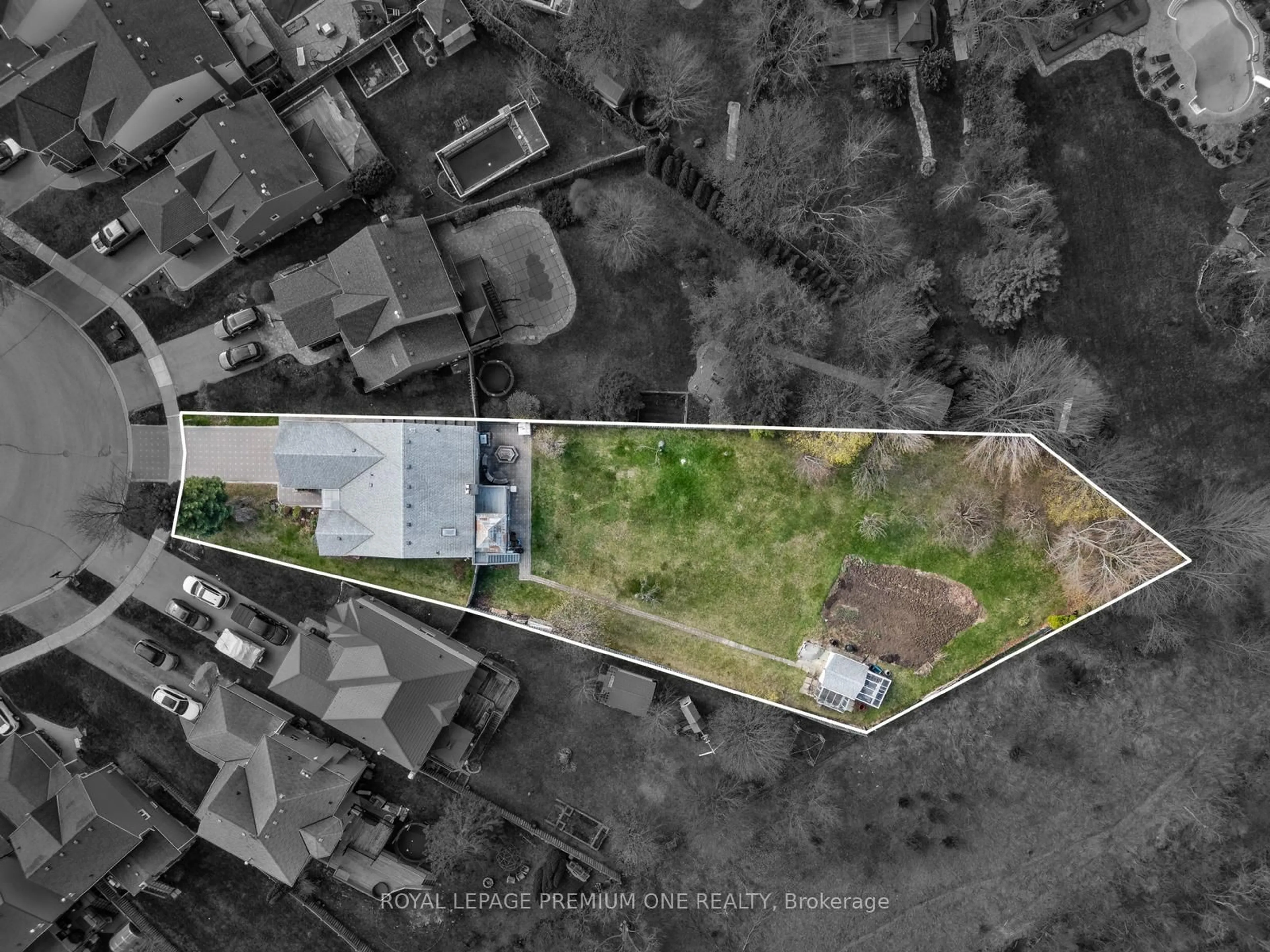 A pic from outside/outdoor area/front of a property/back of a property/a pic from drone, street for 14 CARRICK Ave, Georgina Ontario L4P 3R4