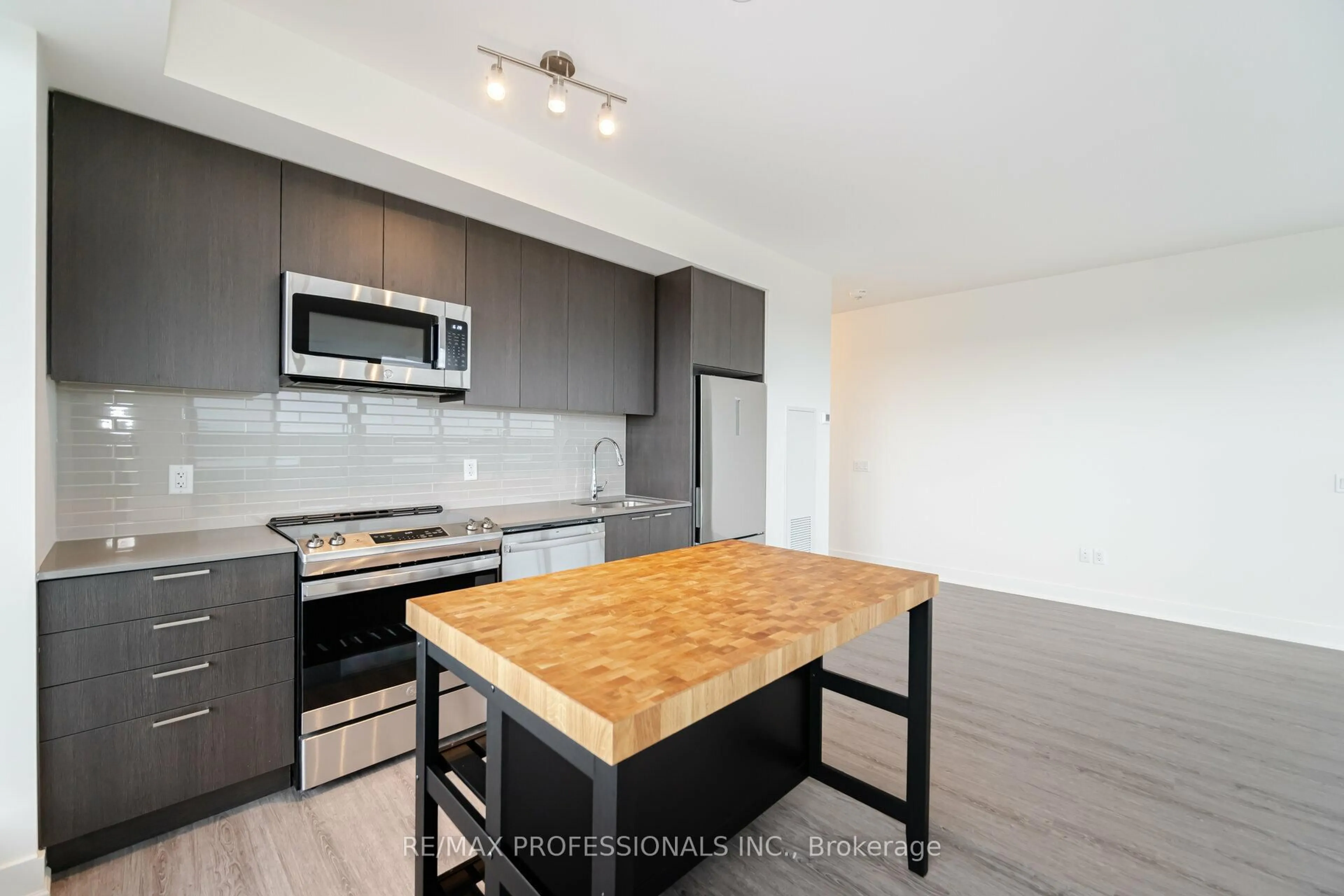Standard kitchen, unknown for 185 Deerfield Rd #504, Newmarket Ontario L3Y 0G7