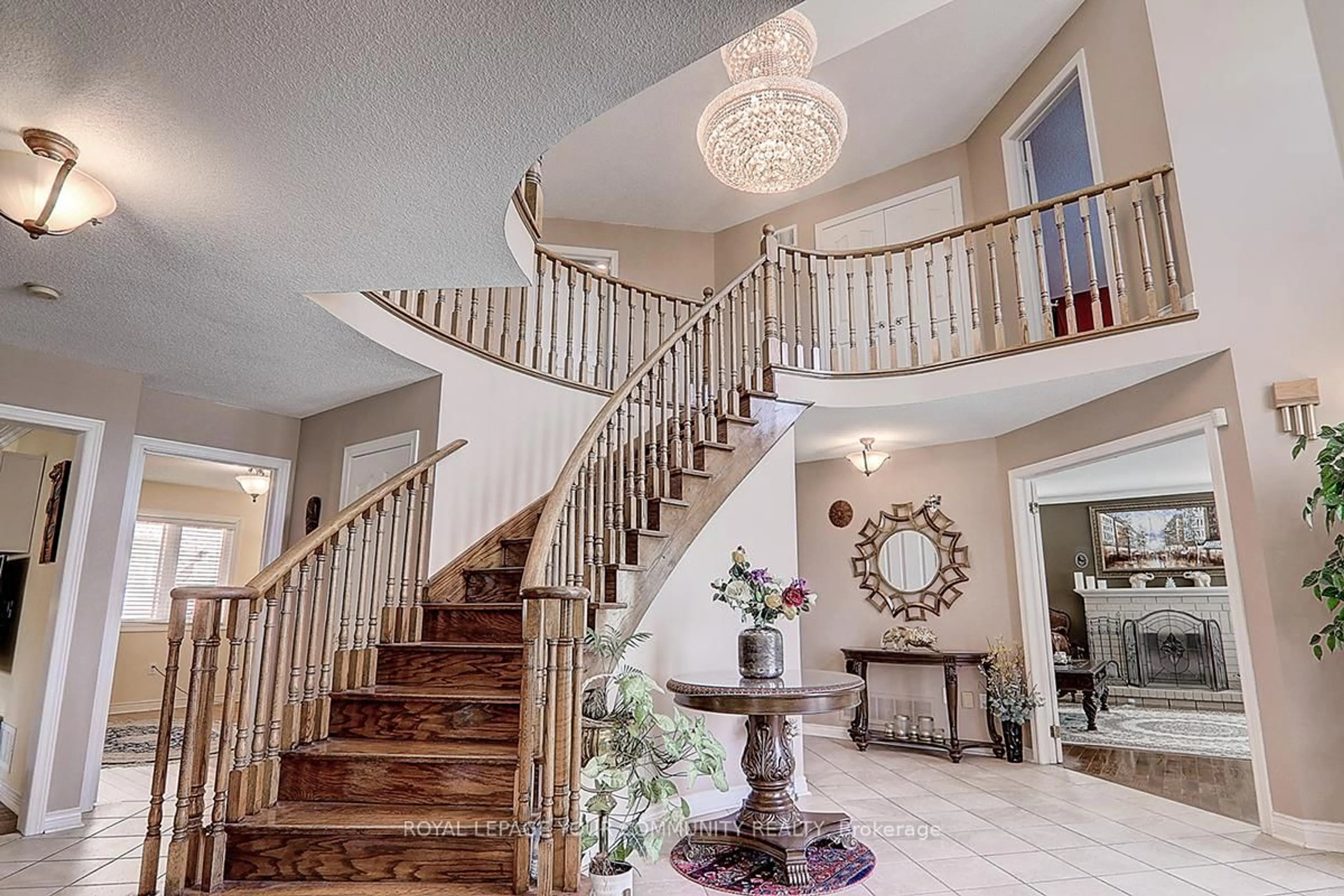 Indoor foyer for 891 Comfort Lane, Newmarket Ontario L3X 1V7