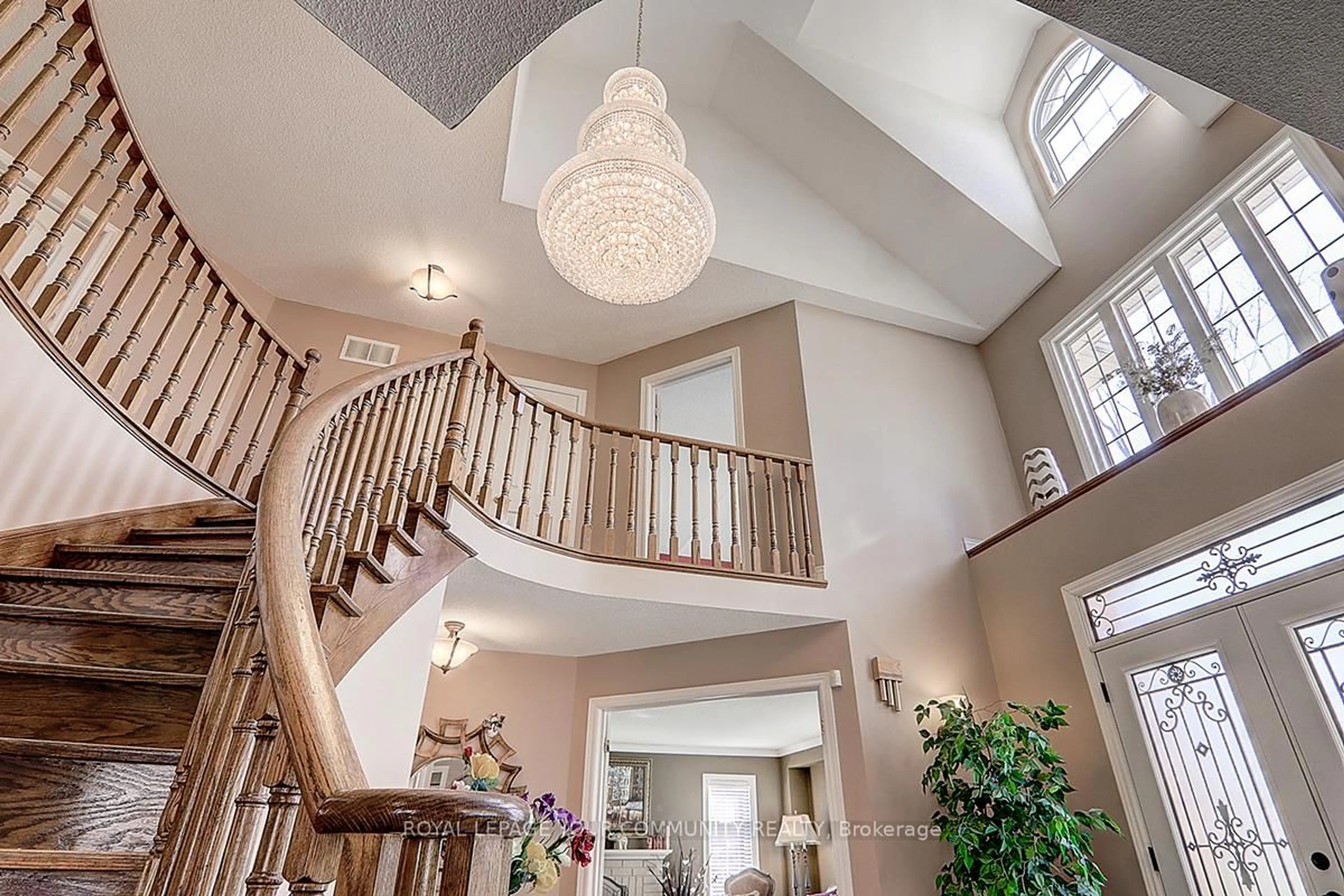 Indoor foyer for 891 Comfort Lane, Newmarket Ontario L3X 1V7