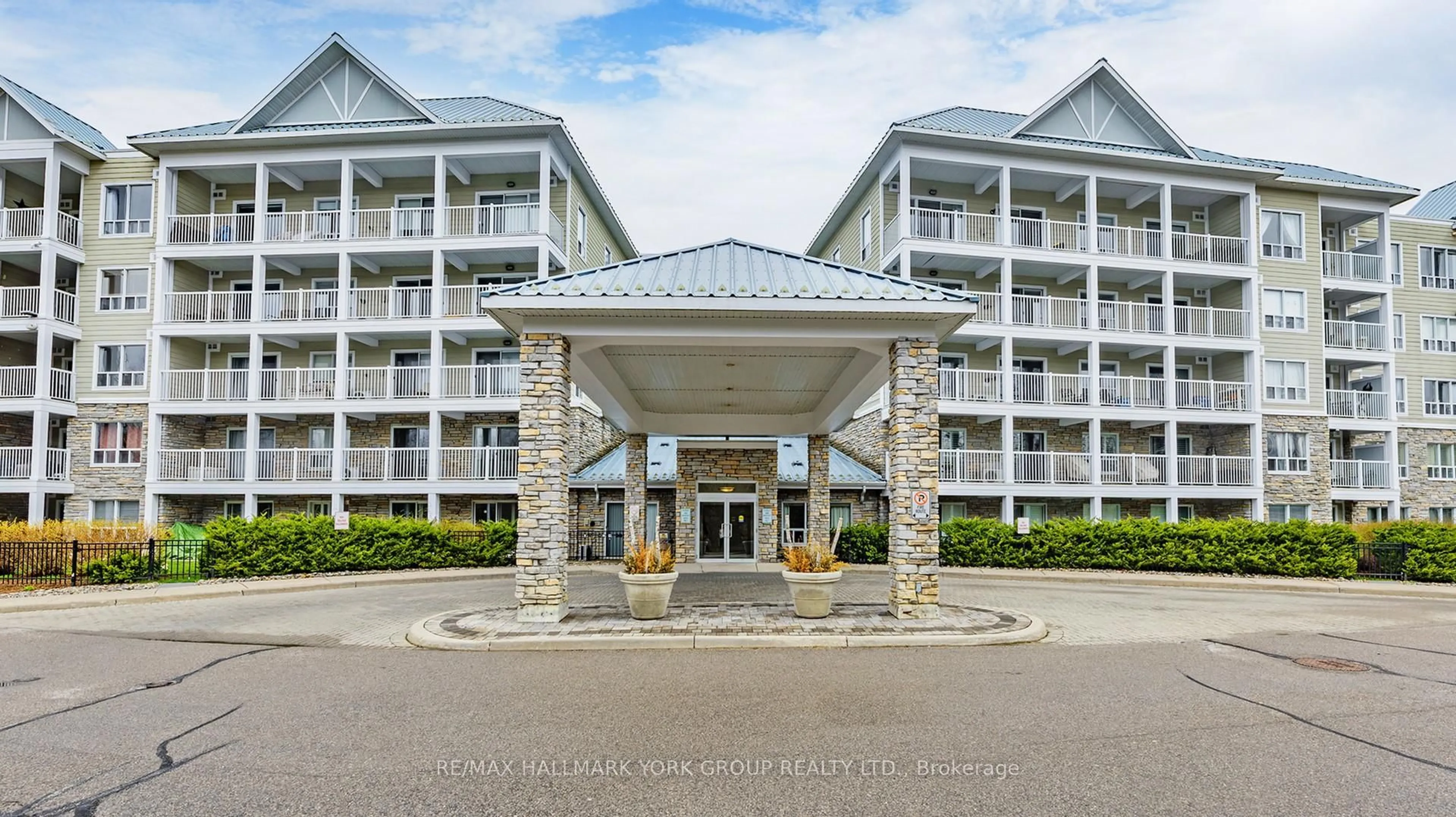Indoor foyer for 900 Bogart Mill Tr ##227, Newmarket Ontario L3Y 8V5