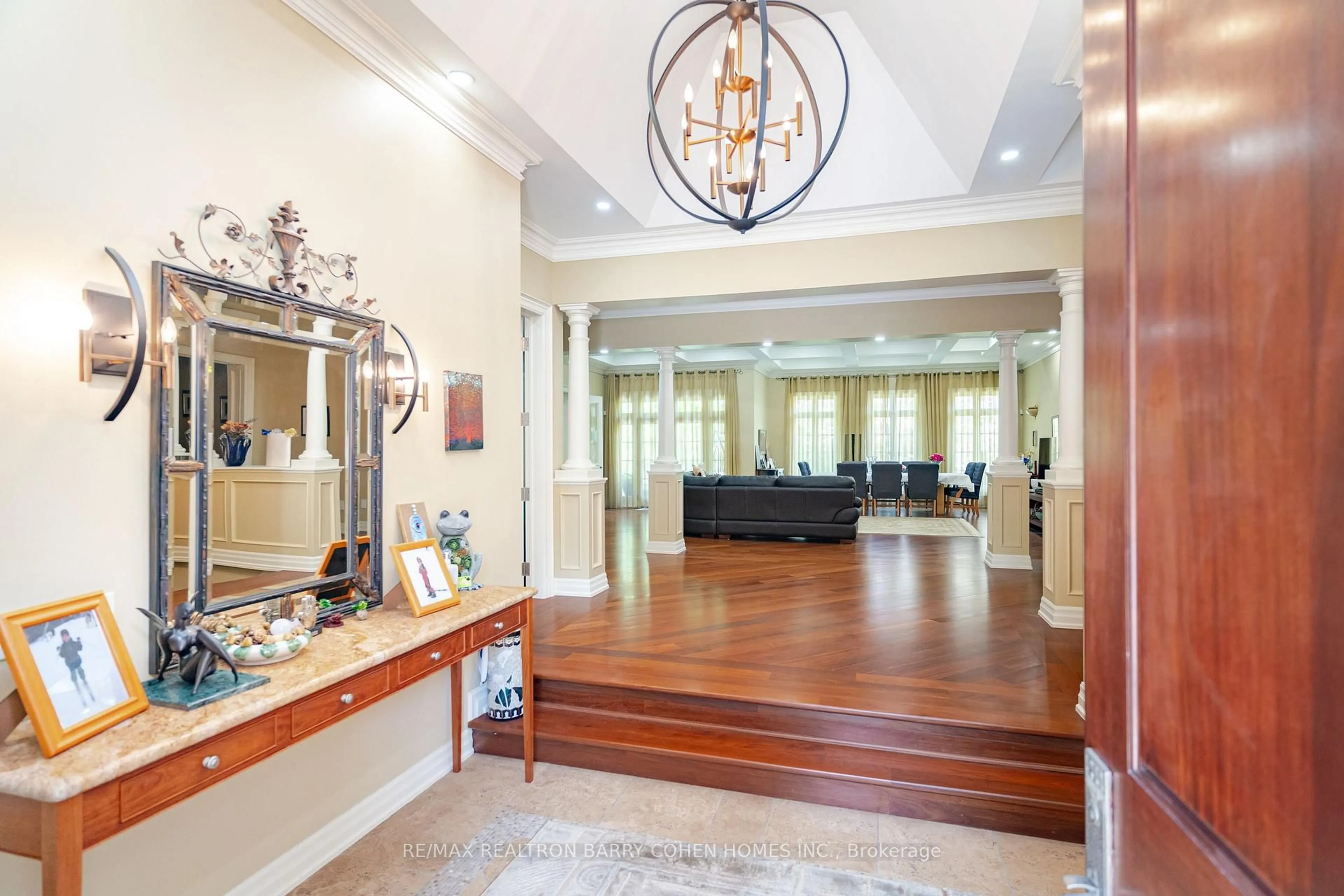 Indoor foyer for 76 Thornridge Dr, Vaughan Ontario L4J 1C8