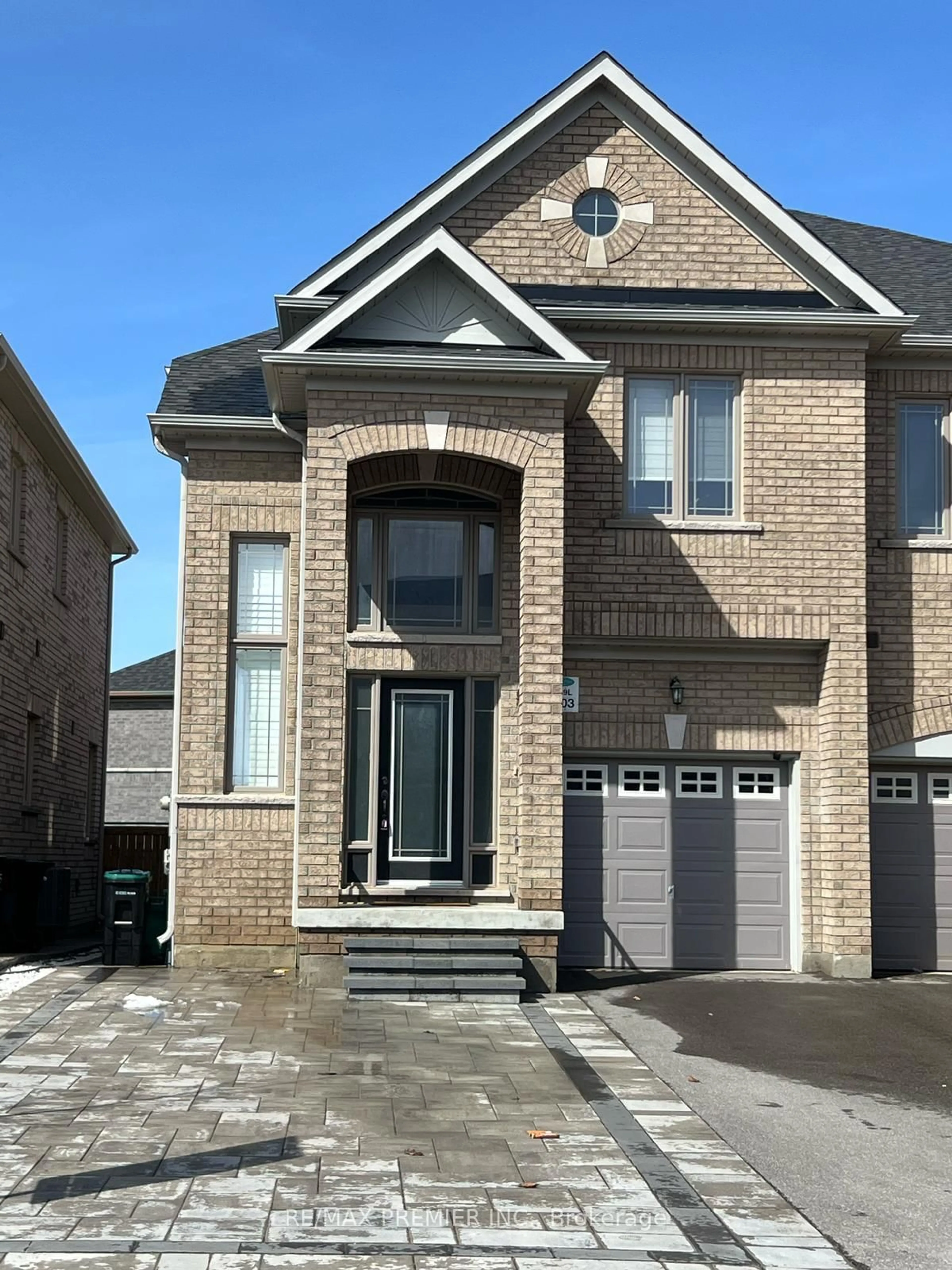 Home with brick exterior material, street for 203 Sutherland Ave, Bradford West Gwillimbury Ontario L3Z 4H6