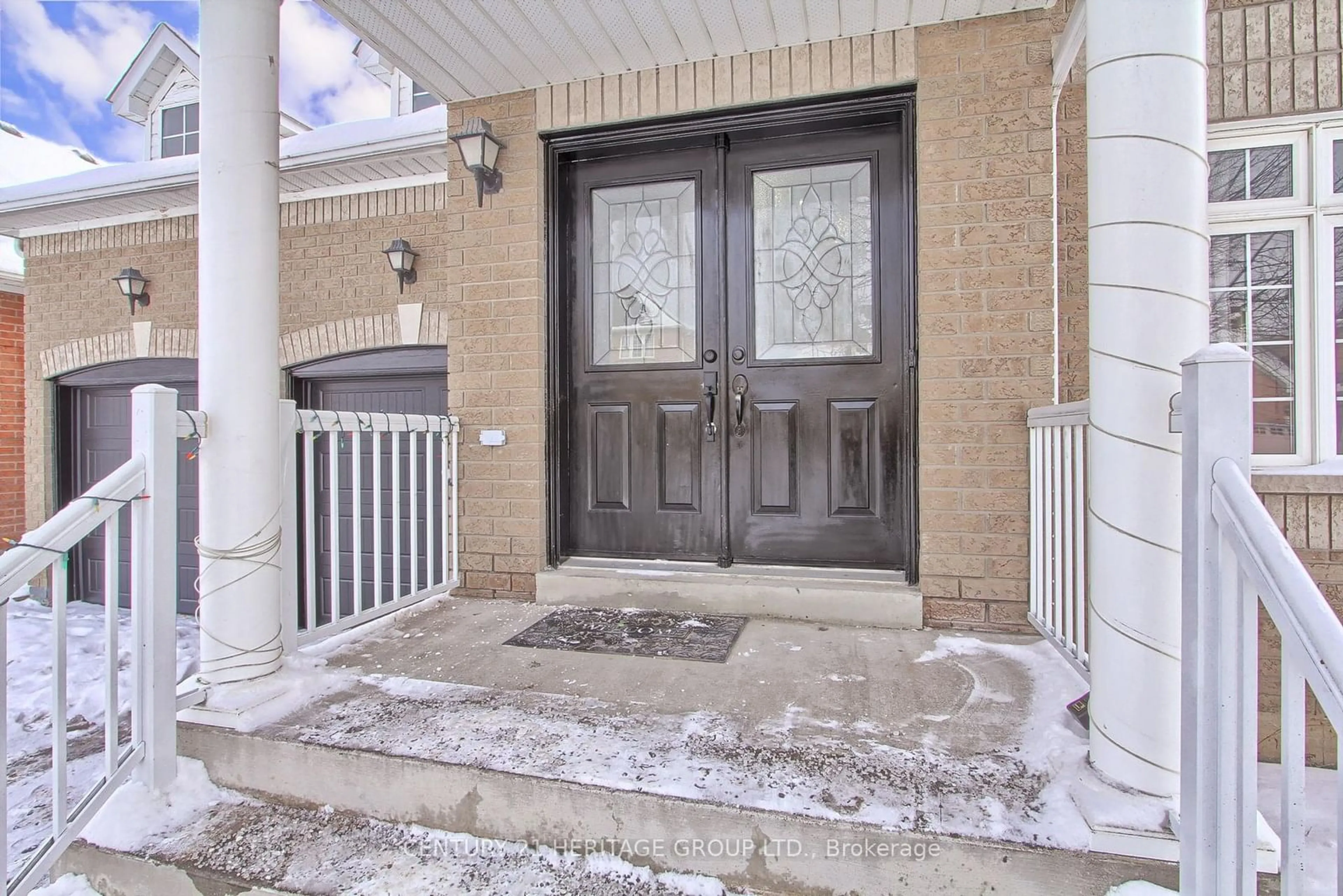 Indoor entryway for 207 Flagstone Way, Newmarket Ontario L3X 2Y3