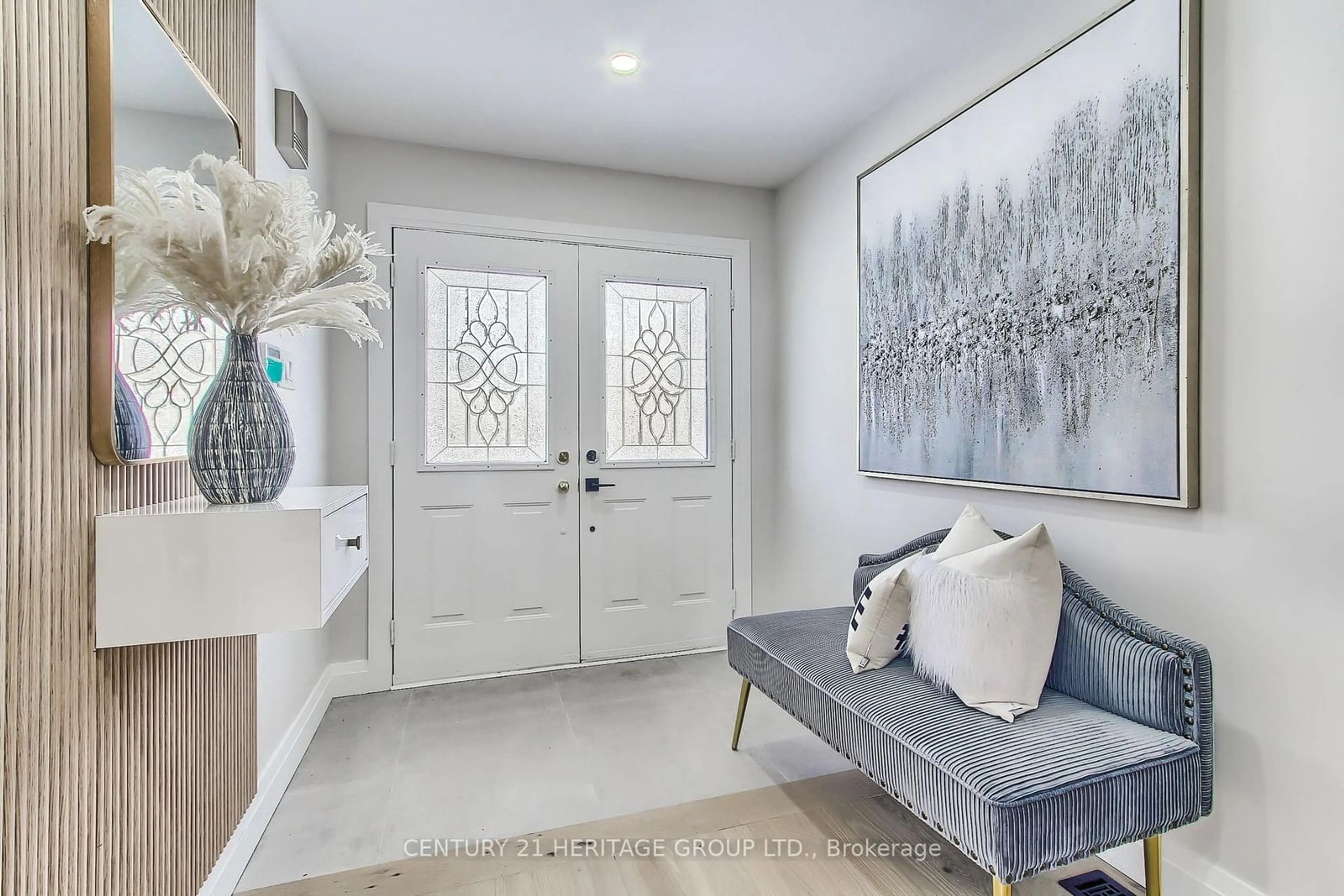 Indoor entryway for 207 Flagstone Way, Newmarket Ontario L3X 2Y3
