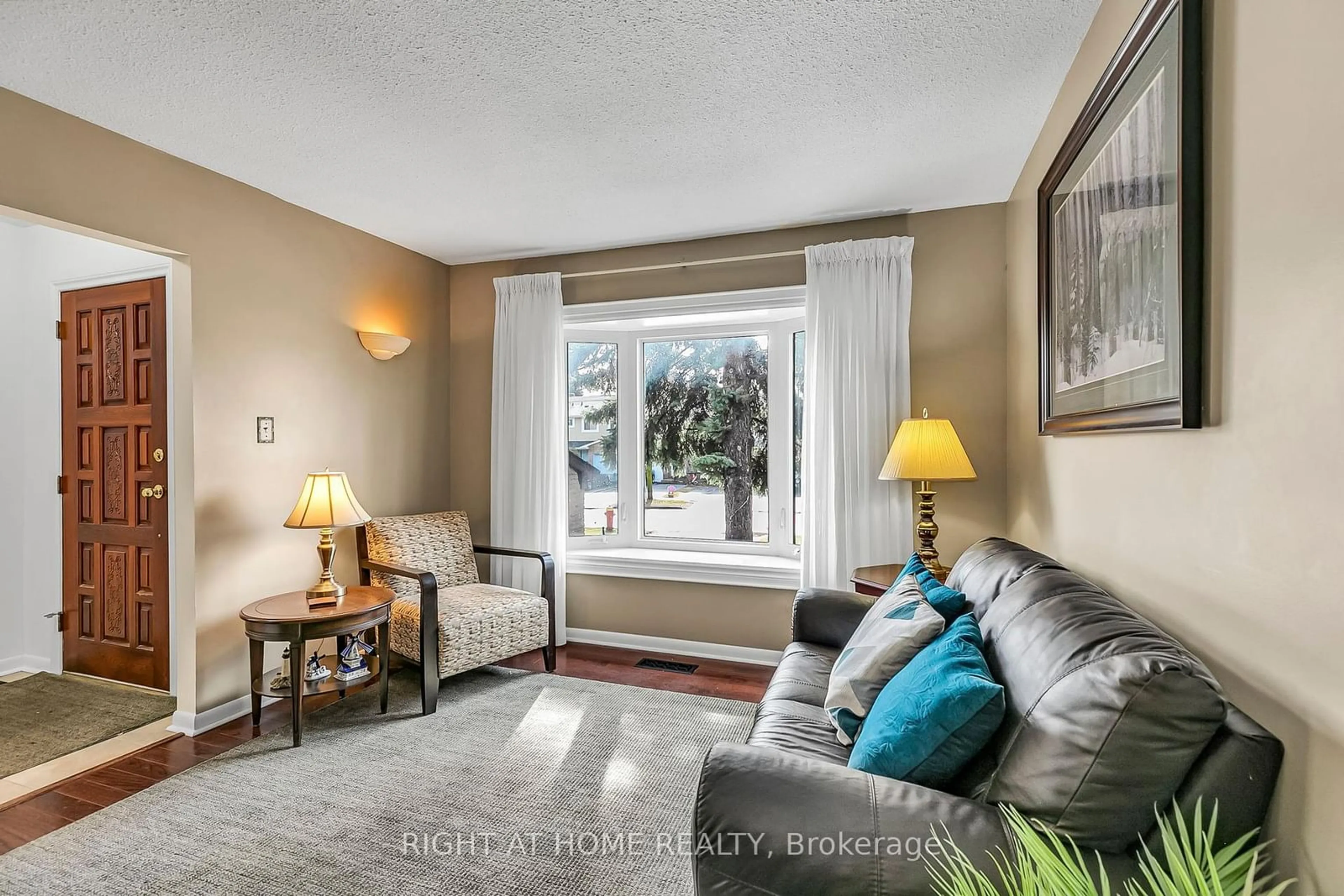 Living room with furniture, unknown for 80 Castle Rock Dr, Richmond Hill Ontario L4C 5K4