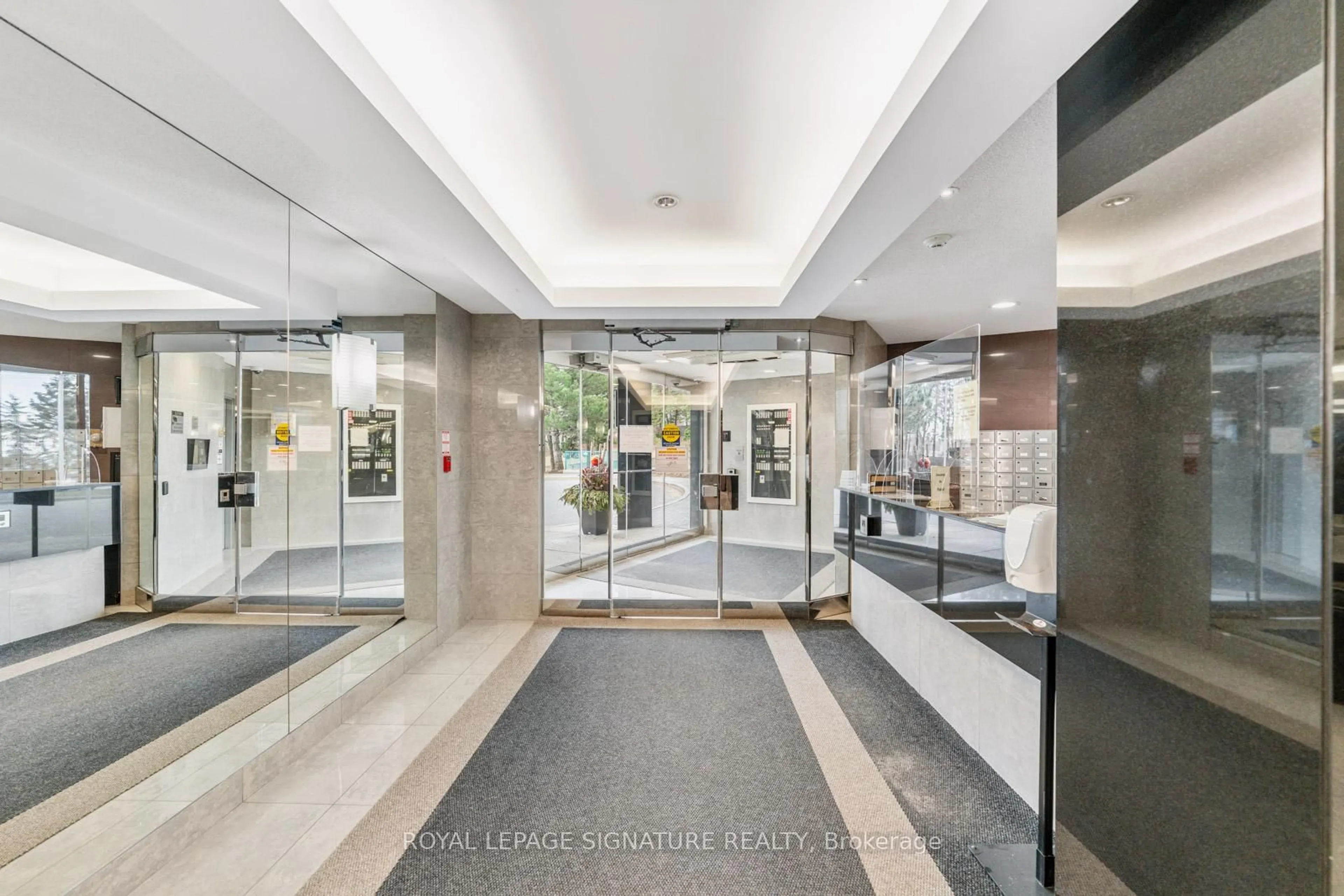 Indoor foyer for 7250 Yonge St #601, Vaughan Ontario L4J 7X1