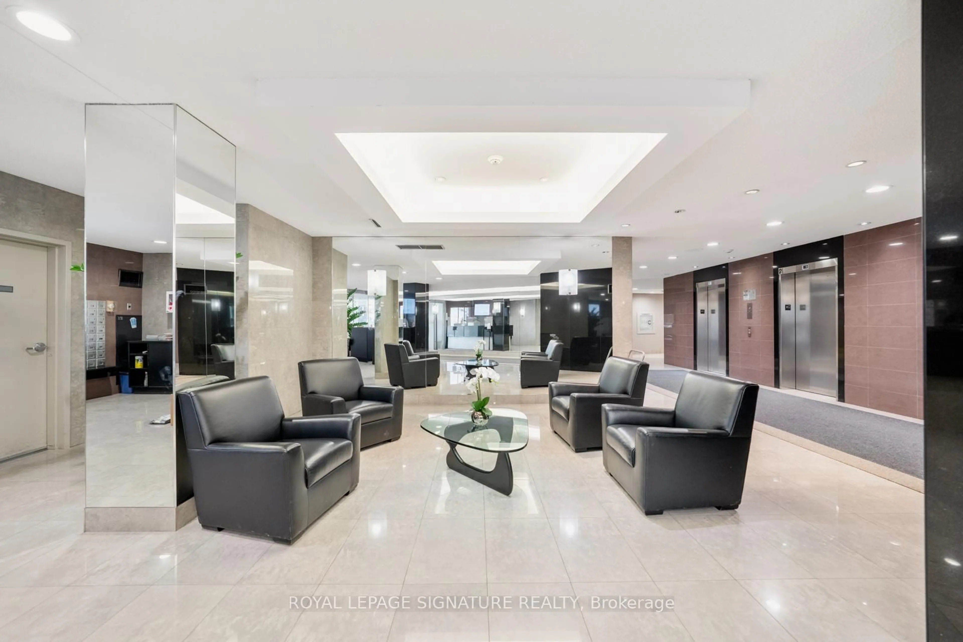Lobby for 7250 Yonge St #601, Vaughan Ontario L4J 7X1