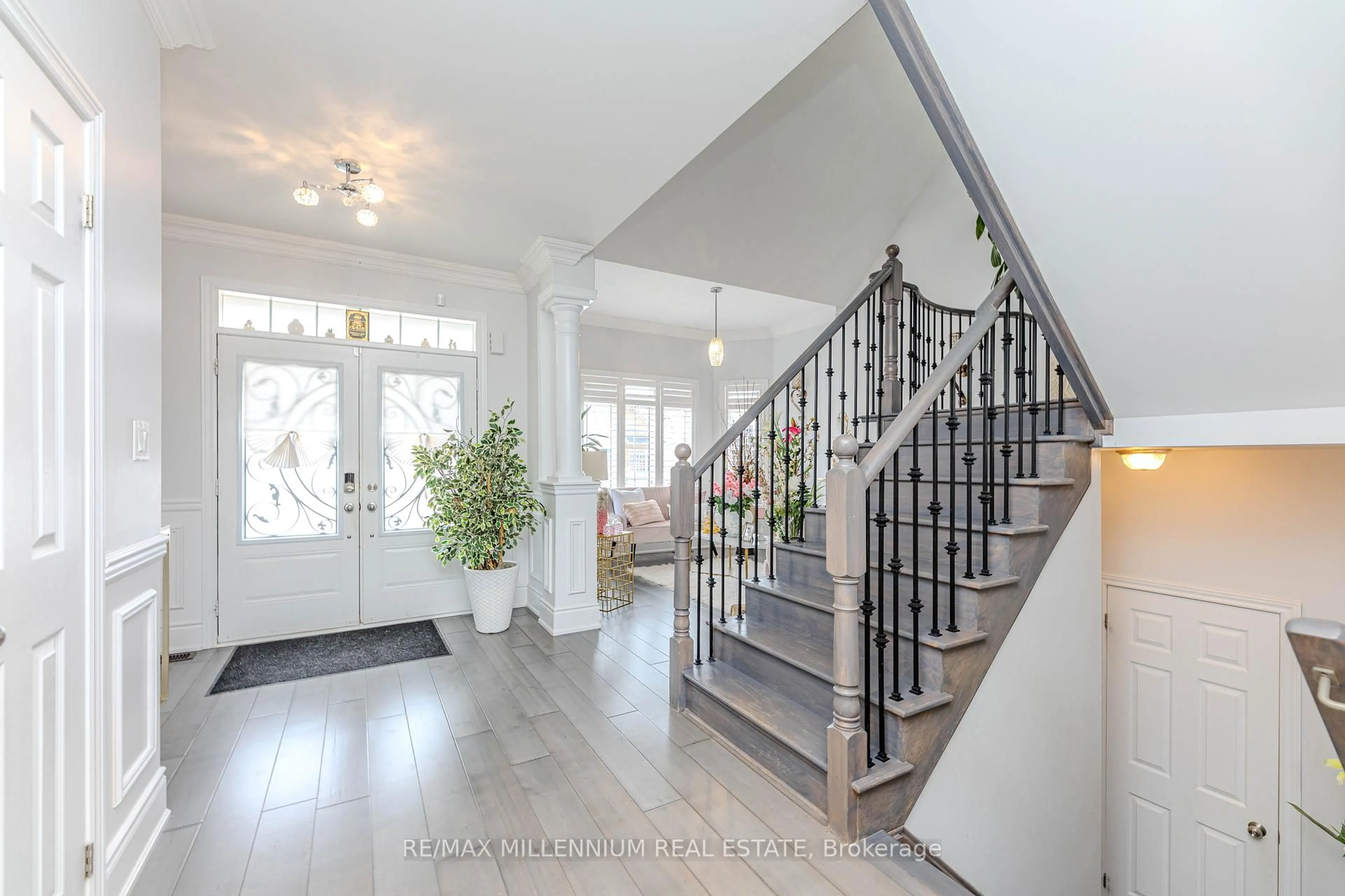 Indoor entryway for 75 Copeland Cres, Innisfil Ontario L0L 1L0