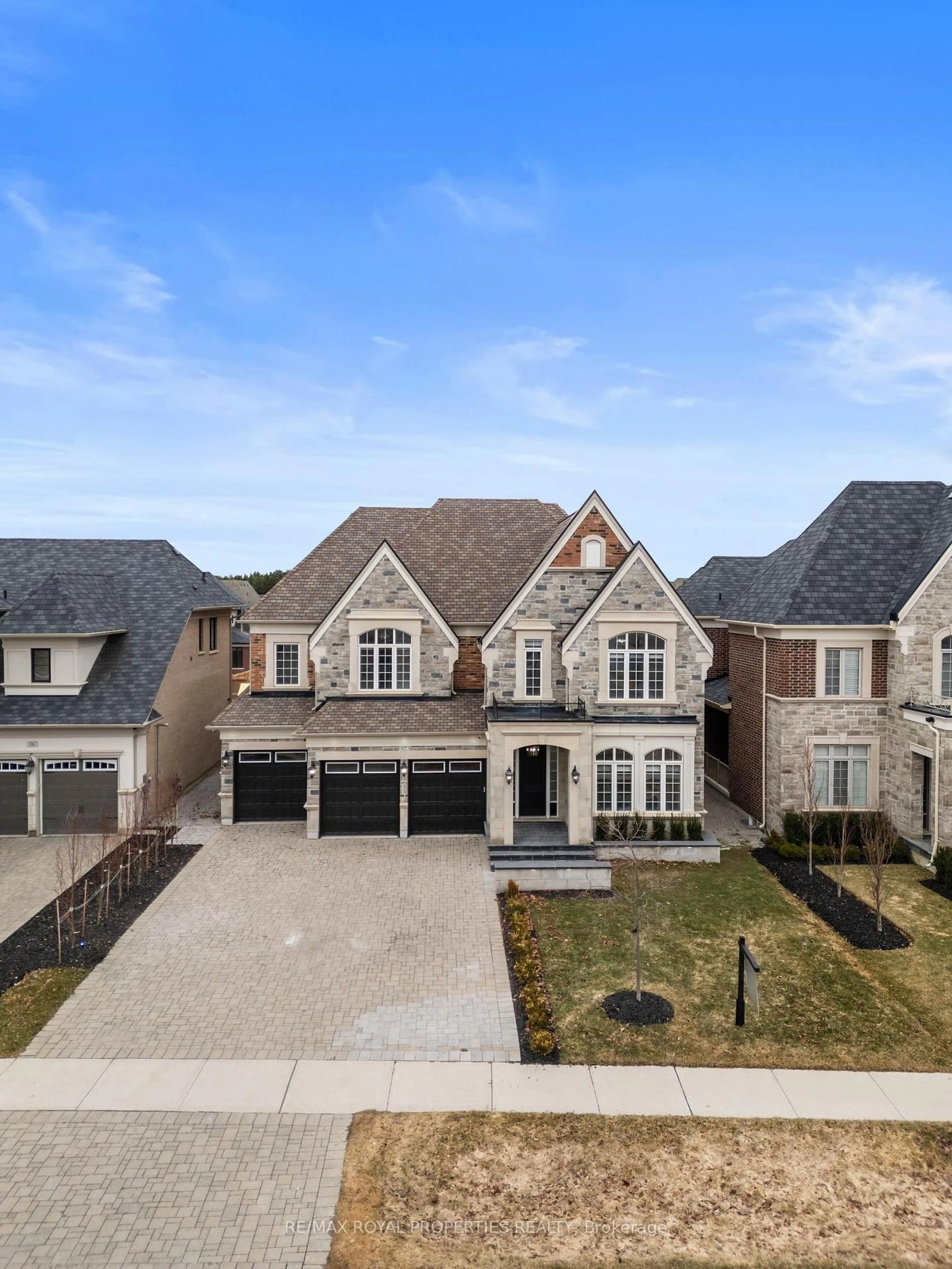 A pic from outside/outdoor area/front of a property/back of a property/a pic from drone, street for 62 Endless Circ, Vaughan Ontario L4H 4N6