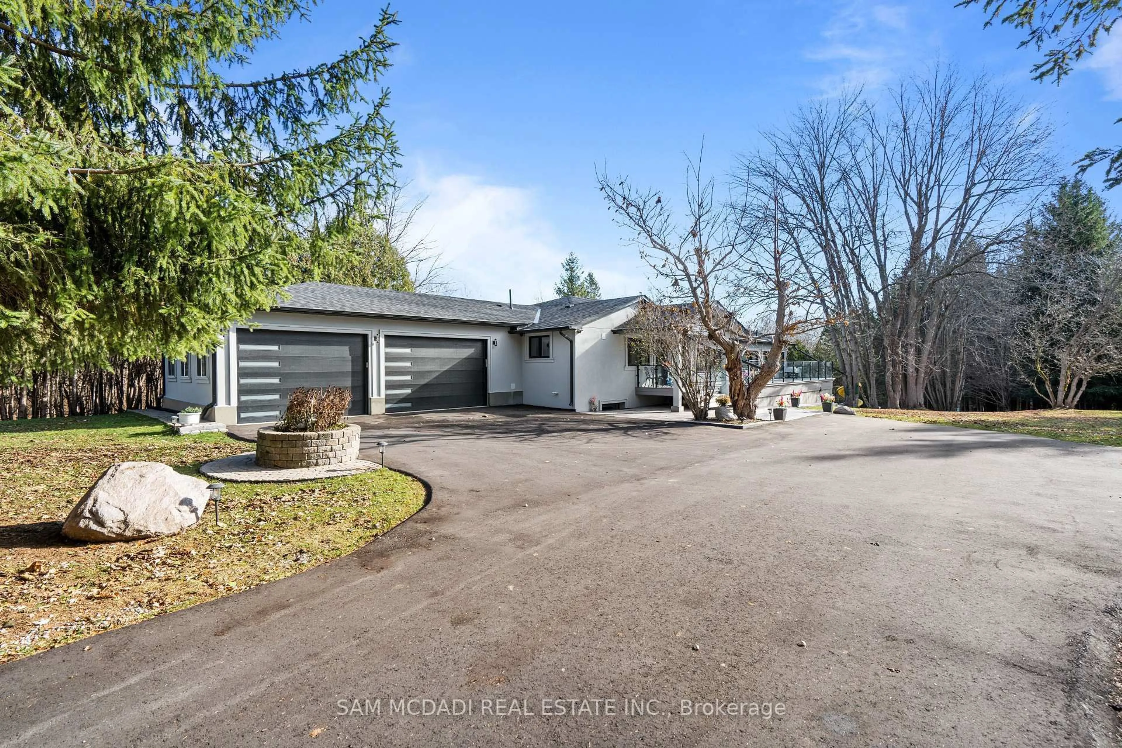 A pic from outside/outdoor area/front of a property/back of a property/a pic from drone, street for 2993 Innisfil Beach Rd, Innisfil Ontario L9S 4C3