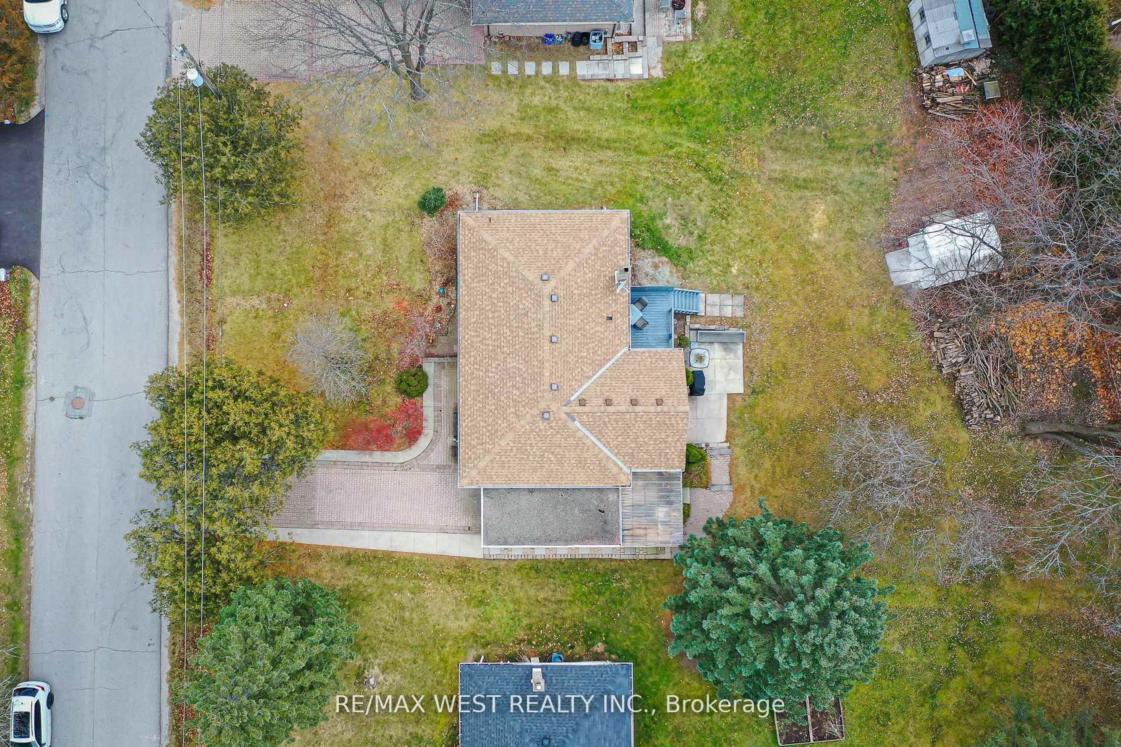 A pic from outside/outdoor area/front of a property/back of a property/a pic from drone, street for 25 Norman Ave, King Ontario L0G 1N0