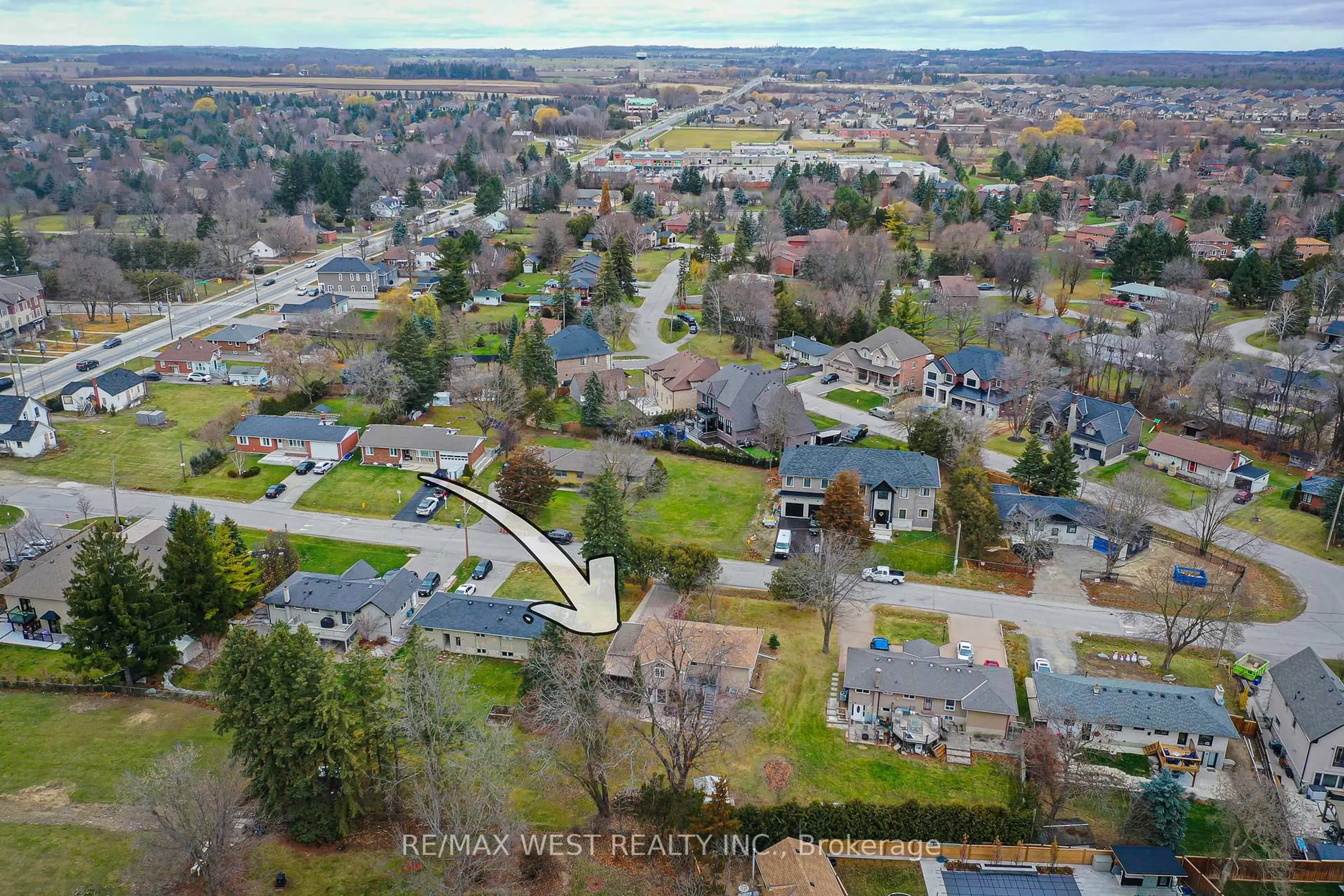A pic from outside/outdoor area/front of a property/back of a property/a pic from drone, unknown for 25 Norman Ave, King Ontario L0G 1N0