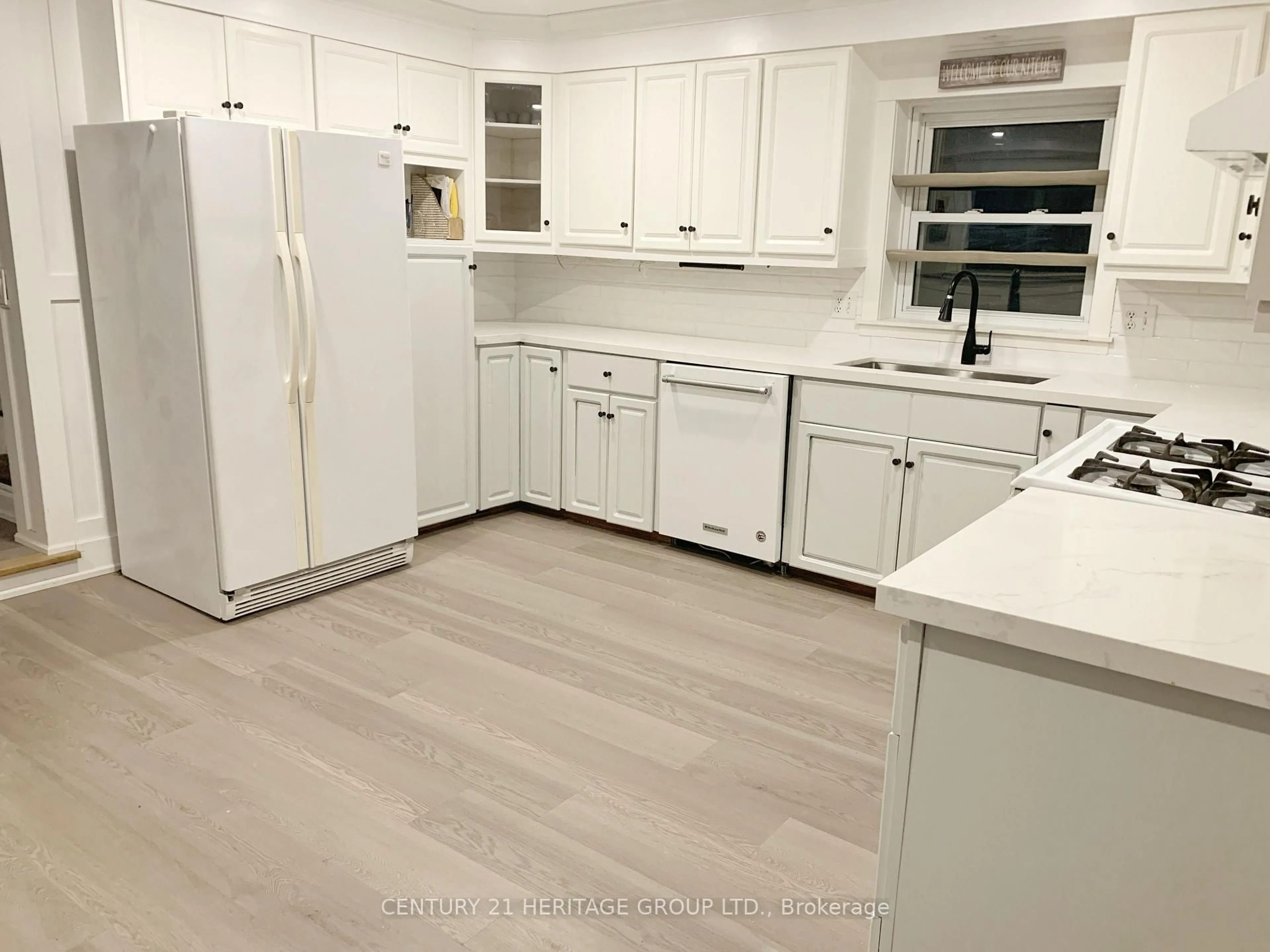 Open concept kitchen, wood/laminate floor for 4533 Mount Albert Rd, East Gwillimbury Ontario L0G 1M0