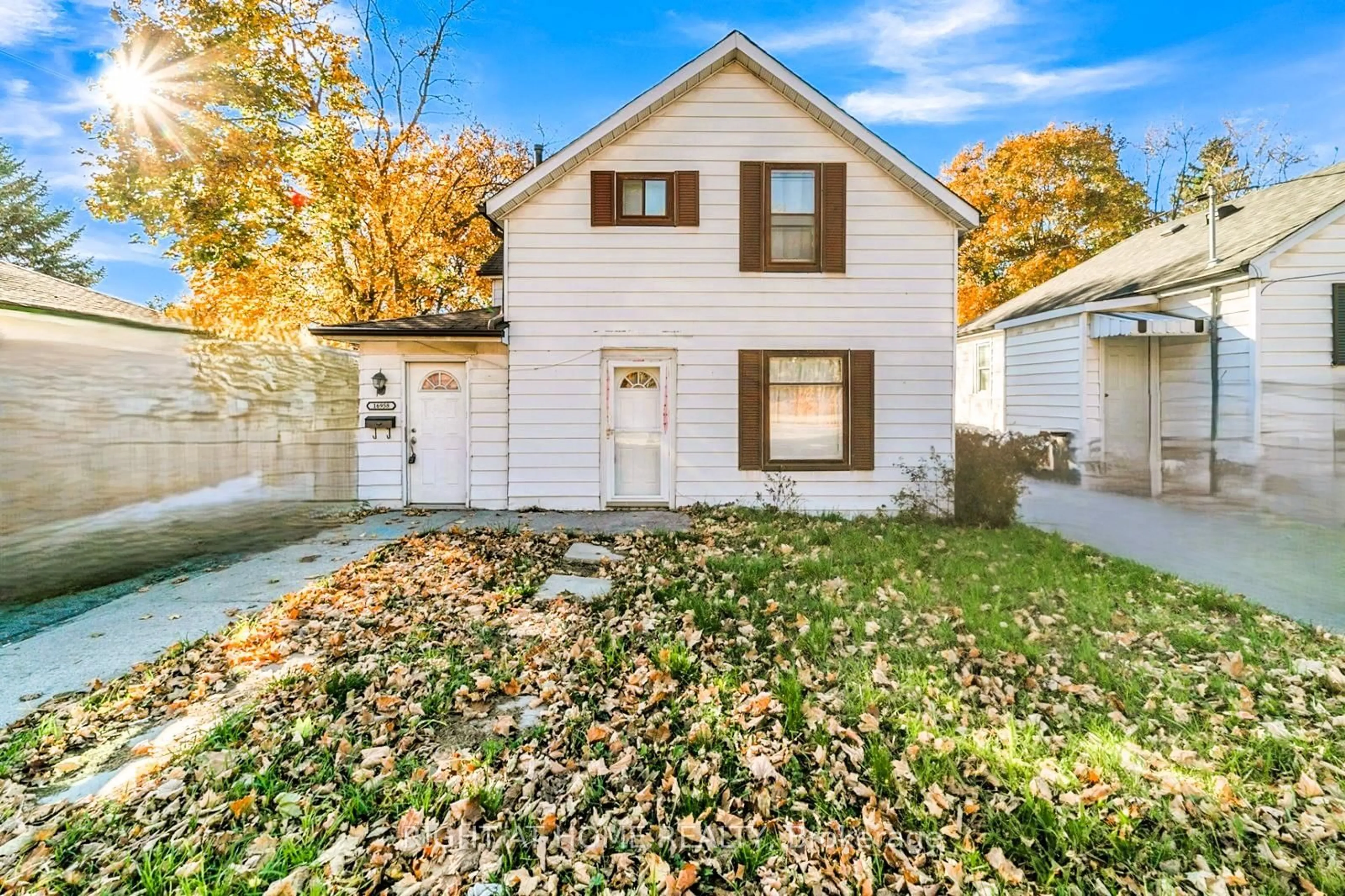 Home with vinyl exterior material, street for 16958 Bayview Ave, Newmarket Ontario L3Y 6M5