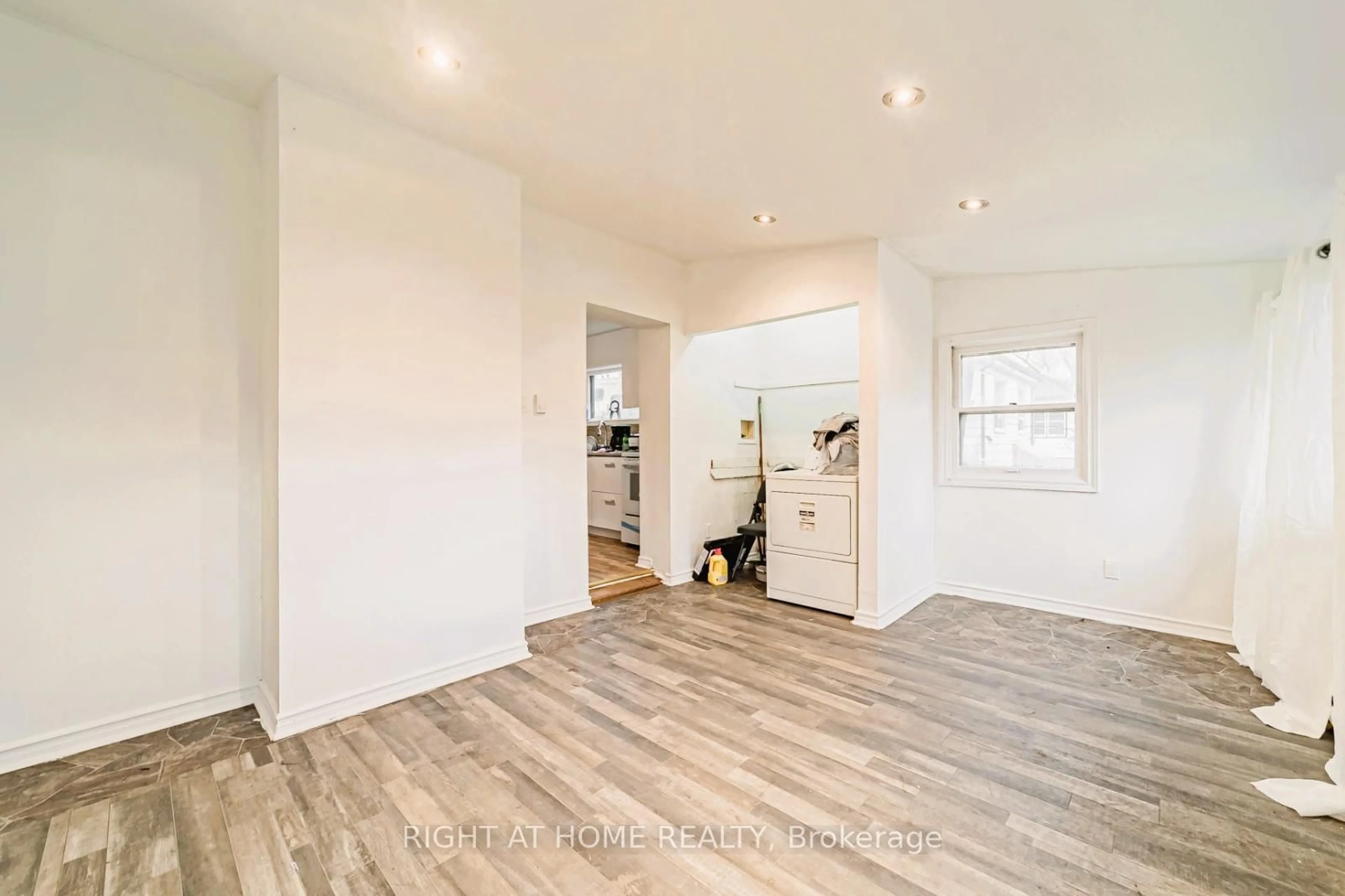 Indoor entryway for 16958 Bayview Ave, Newmarket Ontario L3Y 6M5