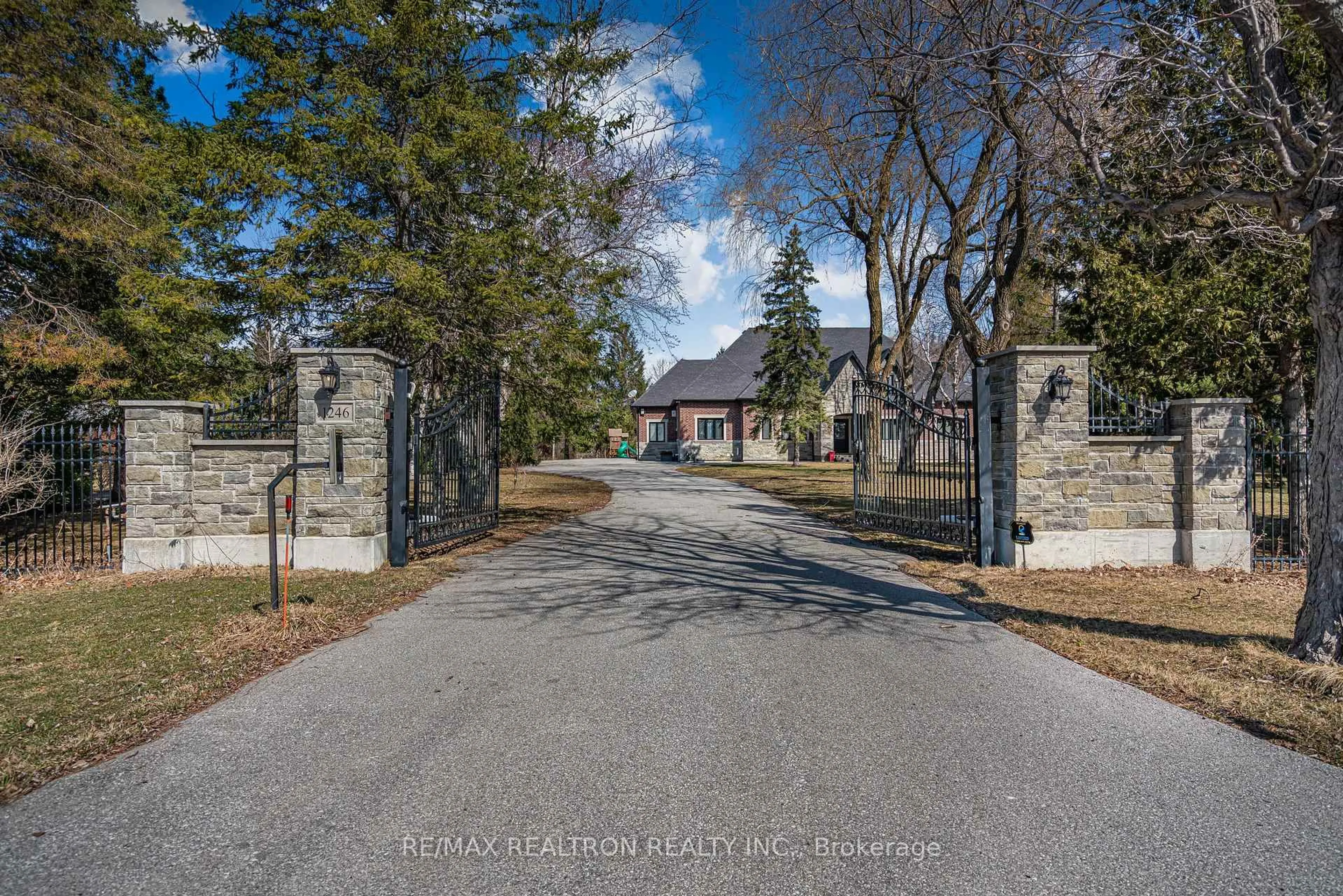 A pic from outside/outdoor area/front of a property/back of a property/a pic from drone, street for 1246 15th Sdrd, King Ontario L7B 1K5