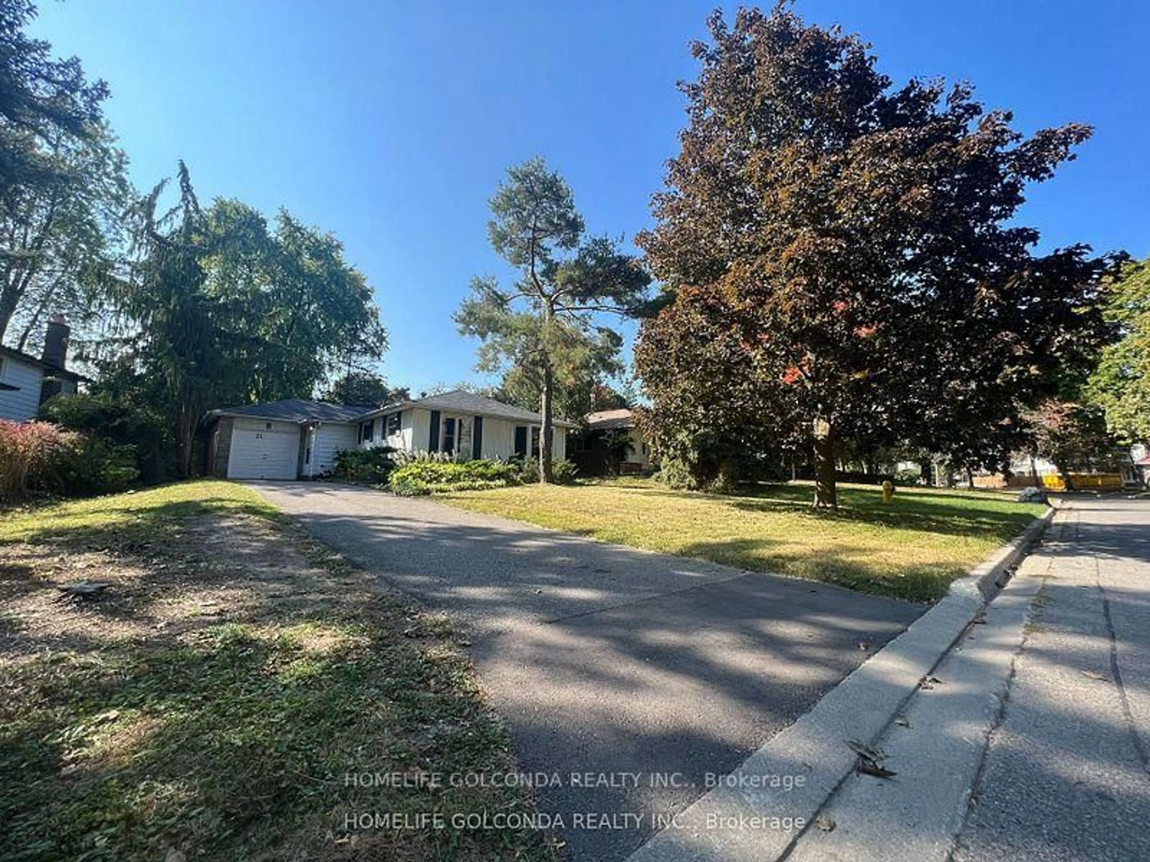 A pic from outside/outdoor area/front of a property/back of a property/a pic from drone, street for 21 Southdale Dr, Markham Ontario L3P 1J6