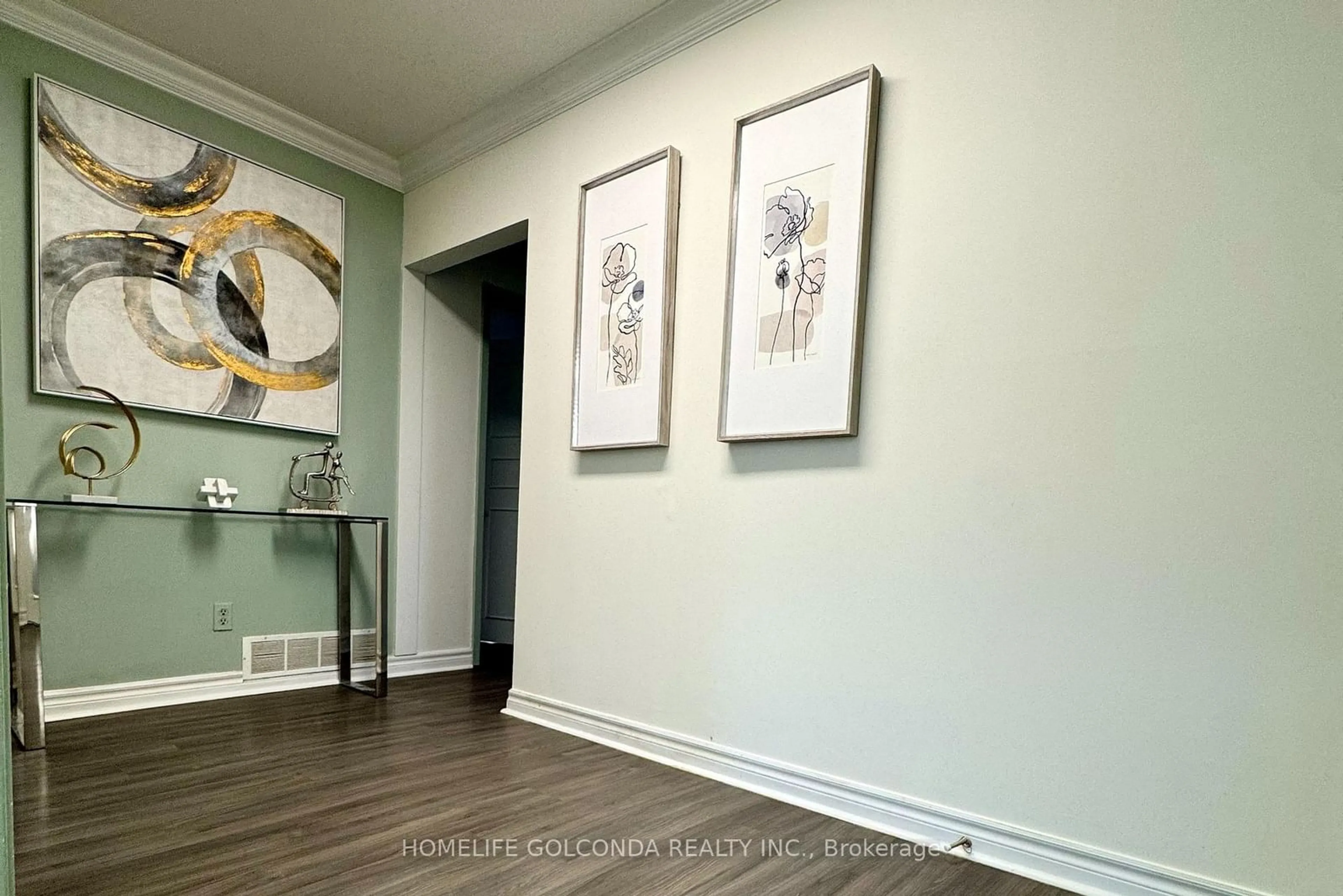 Indoor entryway for 21 Southdale Dr, Markham Ontario L3P 1J6
