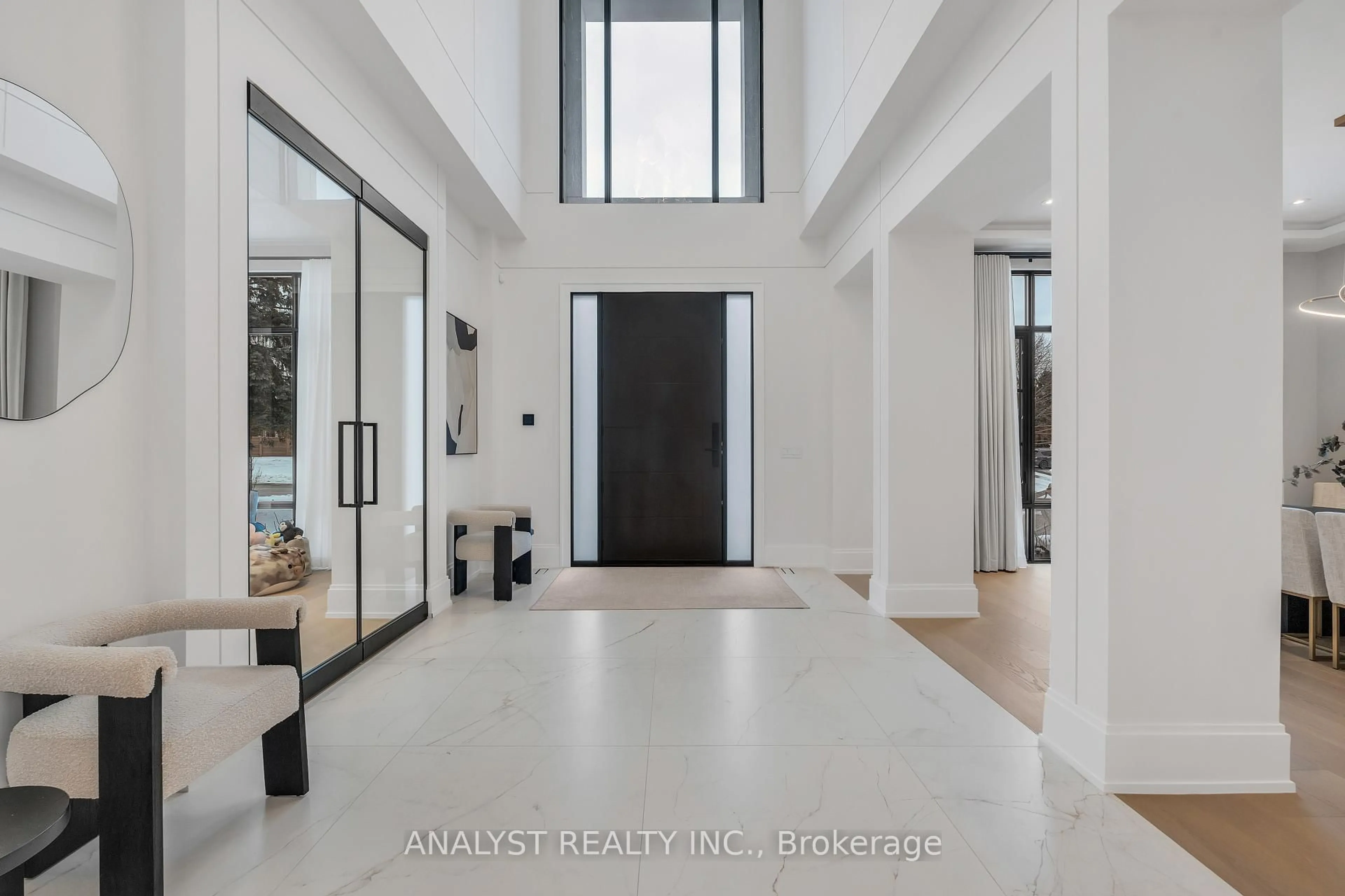 Indoor entryway for 81 Ellis Ave, King Ontario L0G 1N0