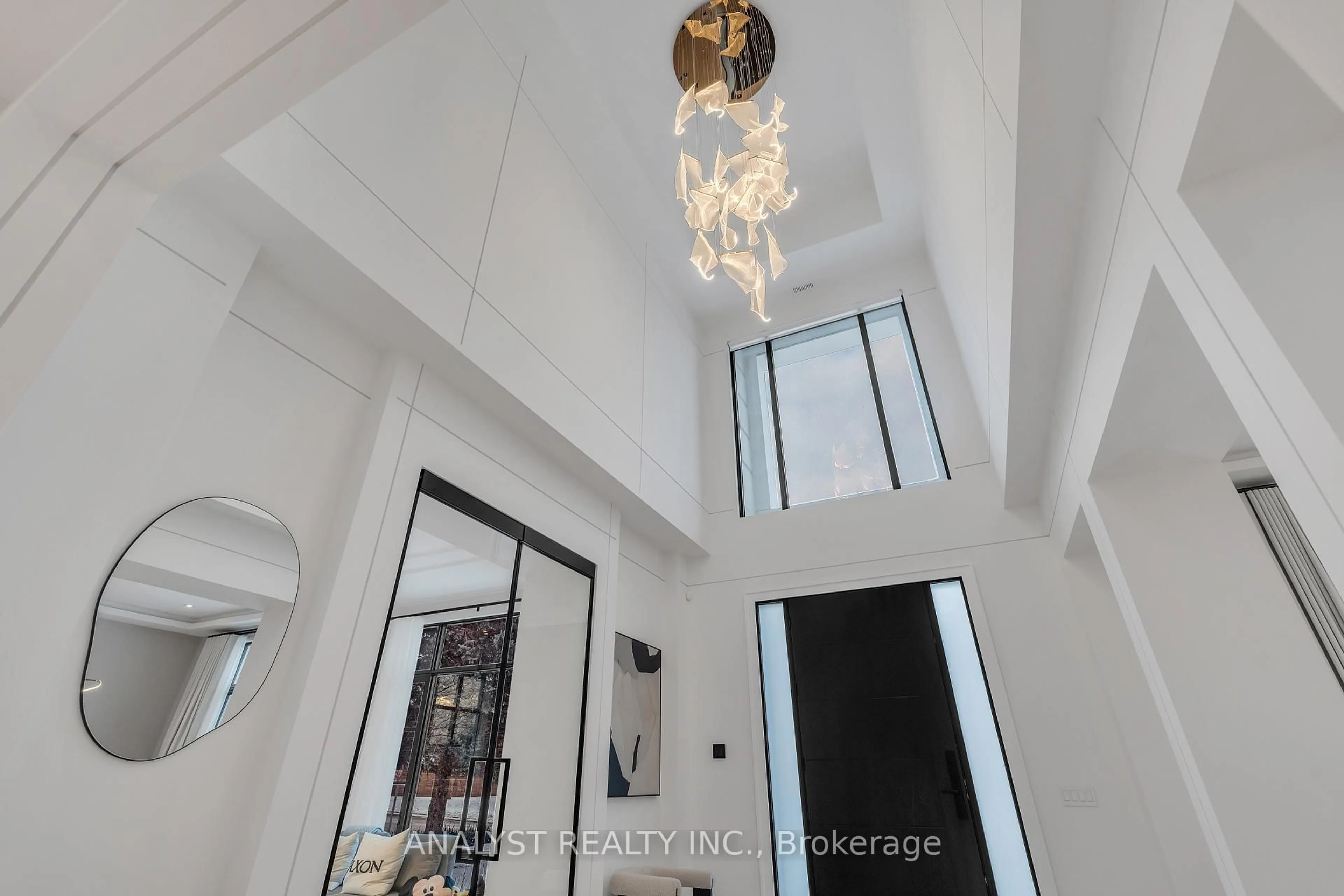 Indoor foyer for 81 Ellis Ave, King Ontario L0G 1N0