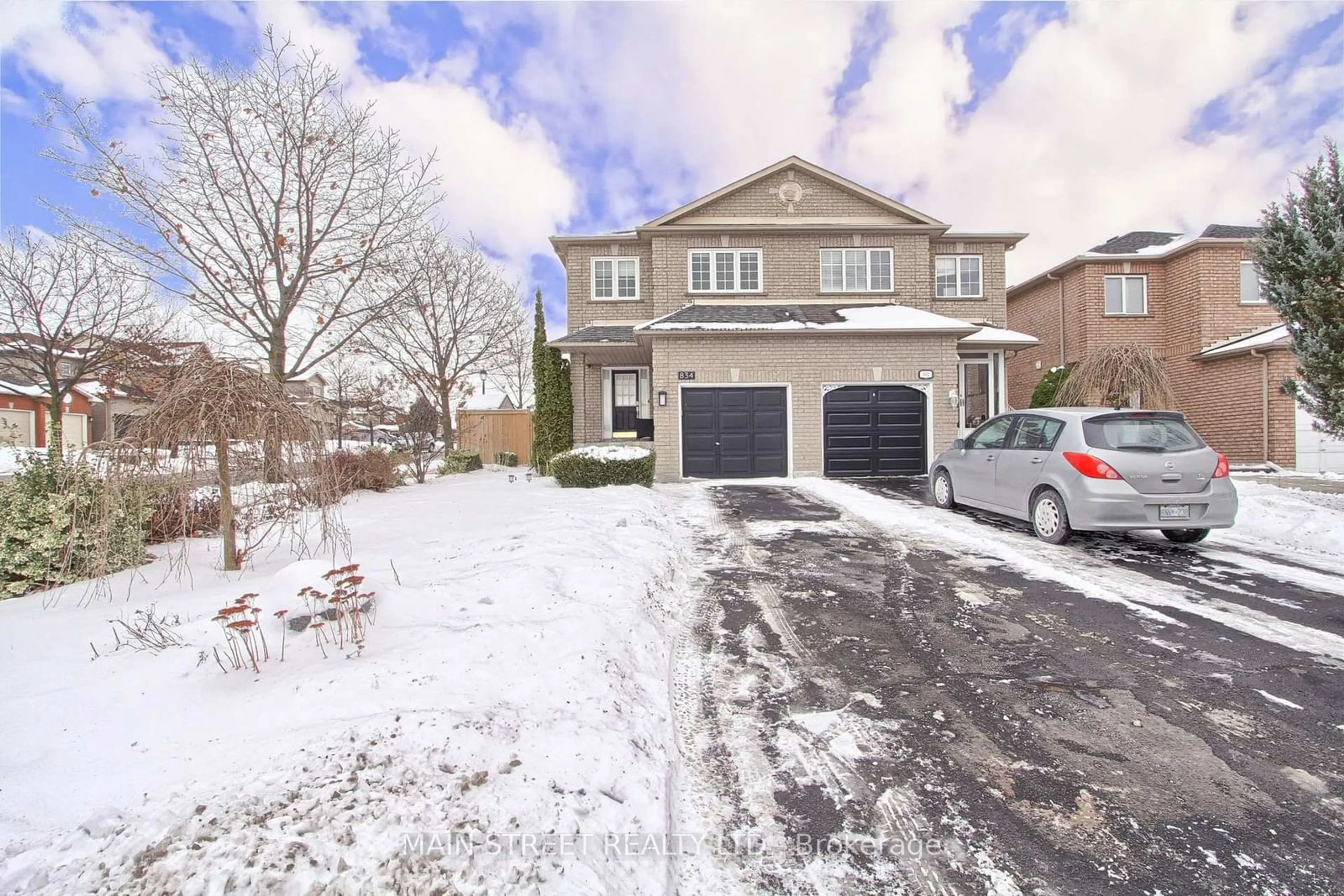 A pic from outside/outdoor area/front of a property/back of a property/a pic from drone, street for 834 Pucks Pl, Newmarket Ontario L3X 2K3