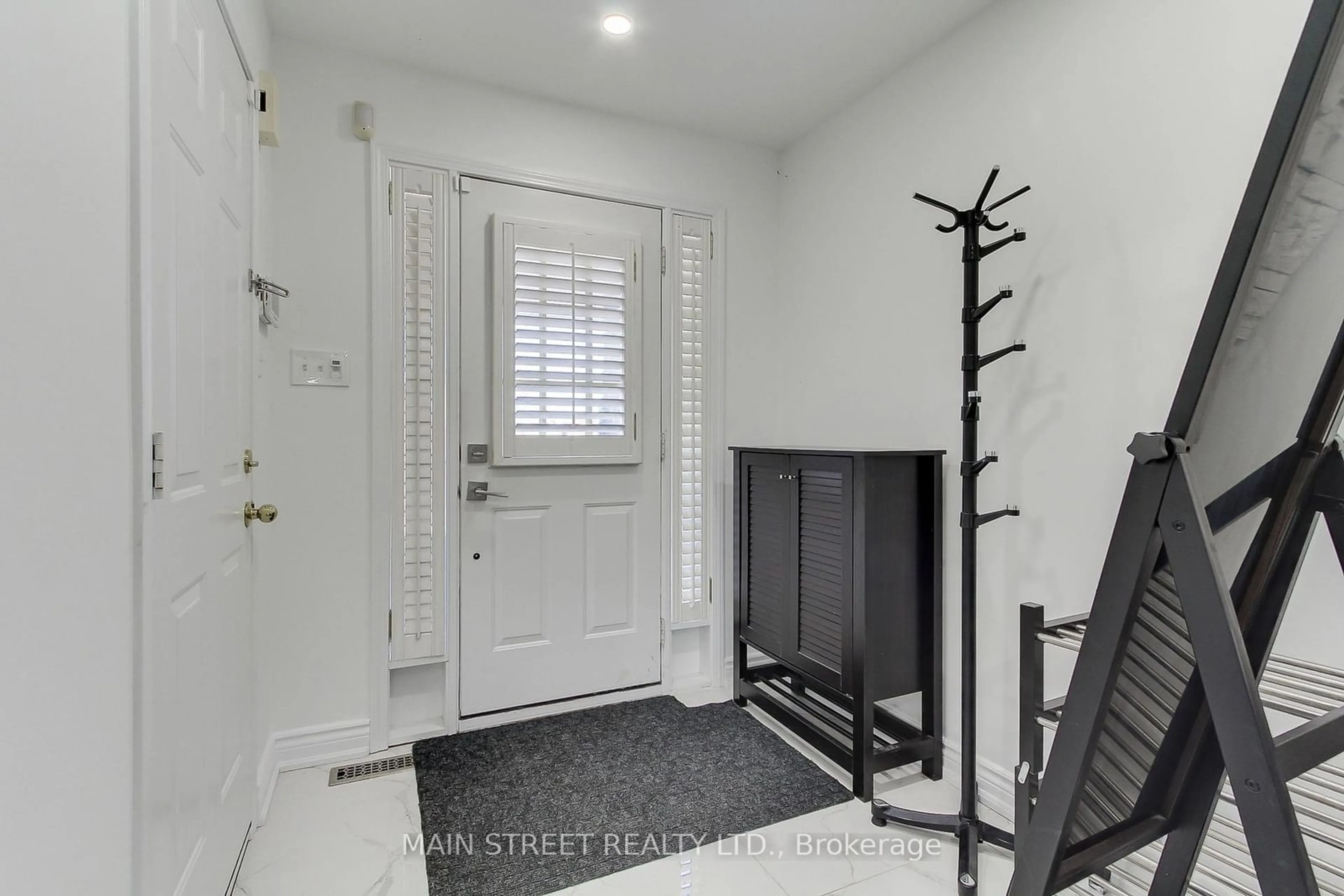 Indoor entryway for 834 Pucks Pl, Newmarket Ontario L3X 2K3