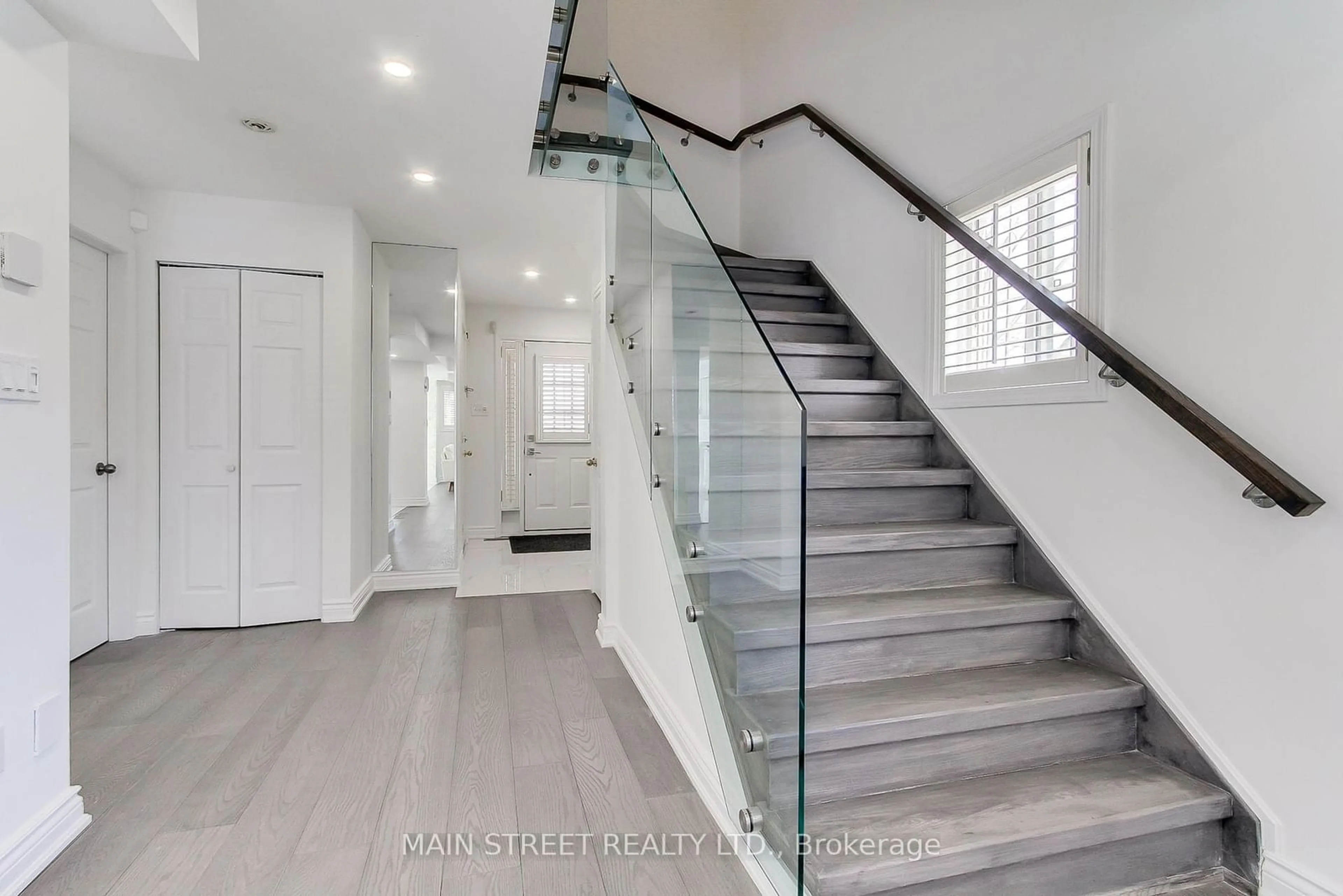 Stairs for 834 Pucks Pl, Newmarket Ontario L3X 2K3