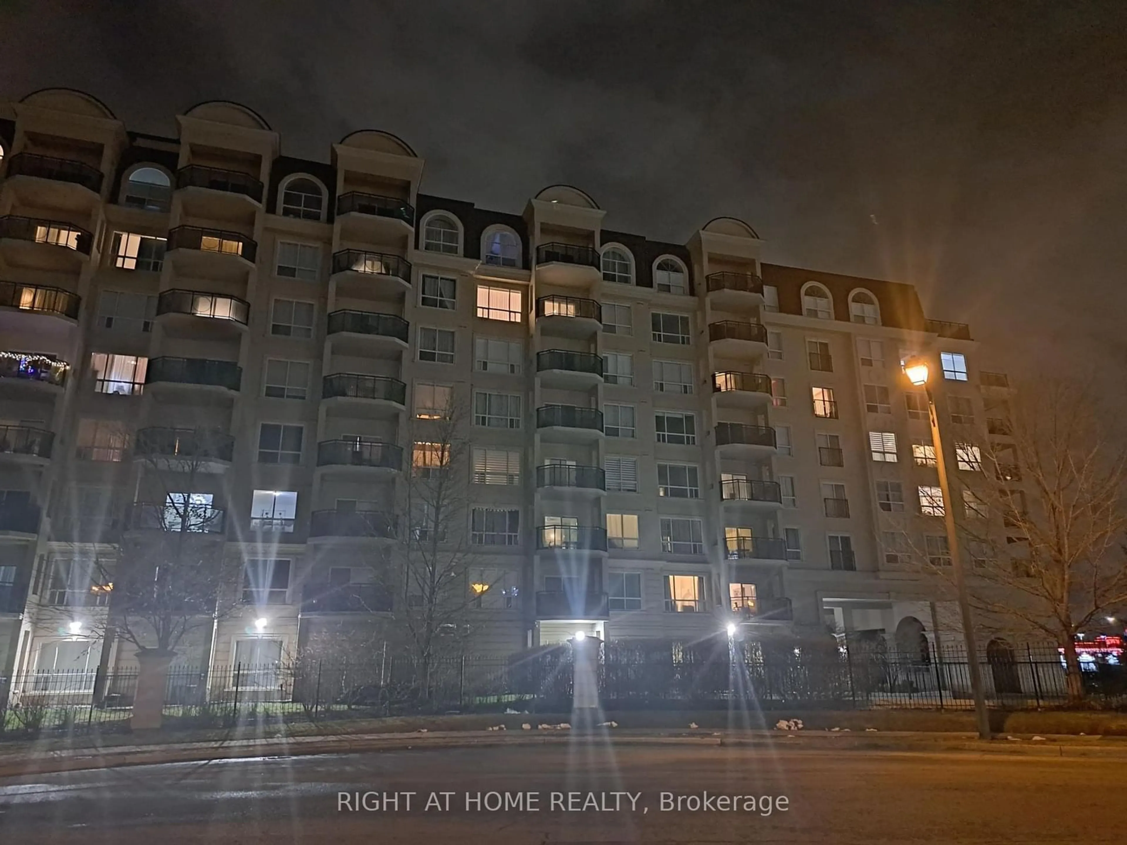 Blurry image for 1 Maison Parc Crt #704, Vaughan Ontario L4J 9K1