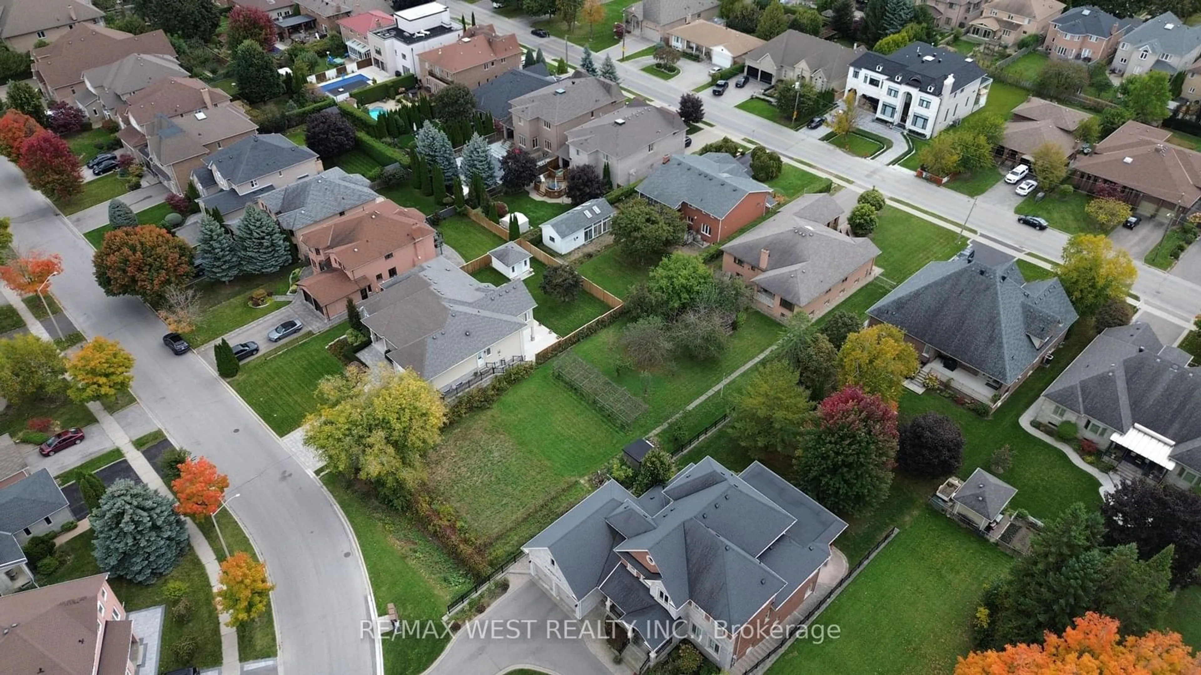 A pic from outside/outdoor area/front of a property/back of a property/a pic from drone, street for 96 May Ave, Richmond Hill Ontario L4C 3S6