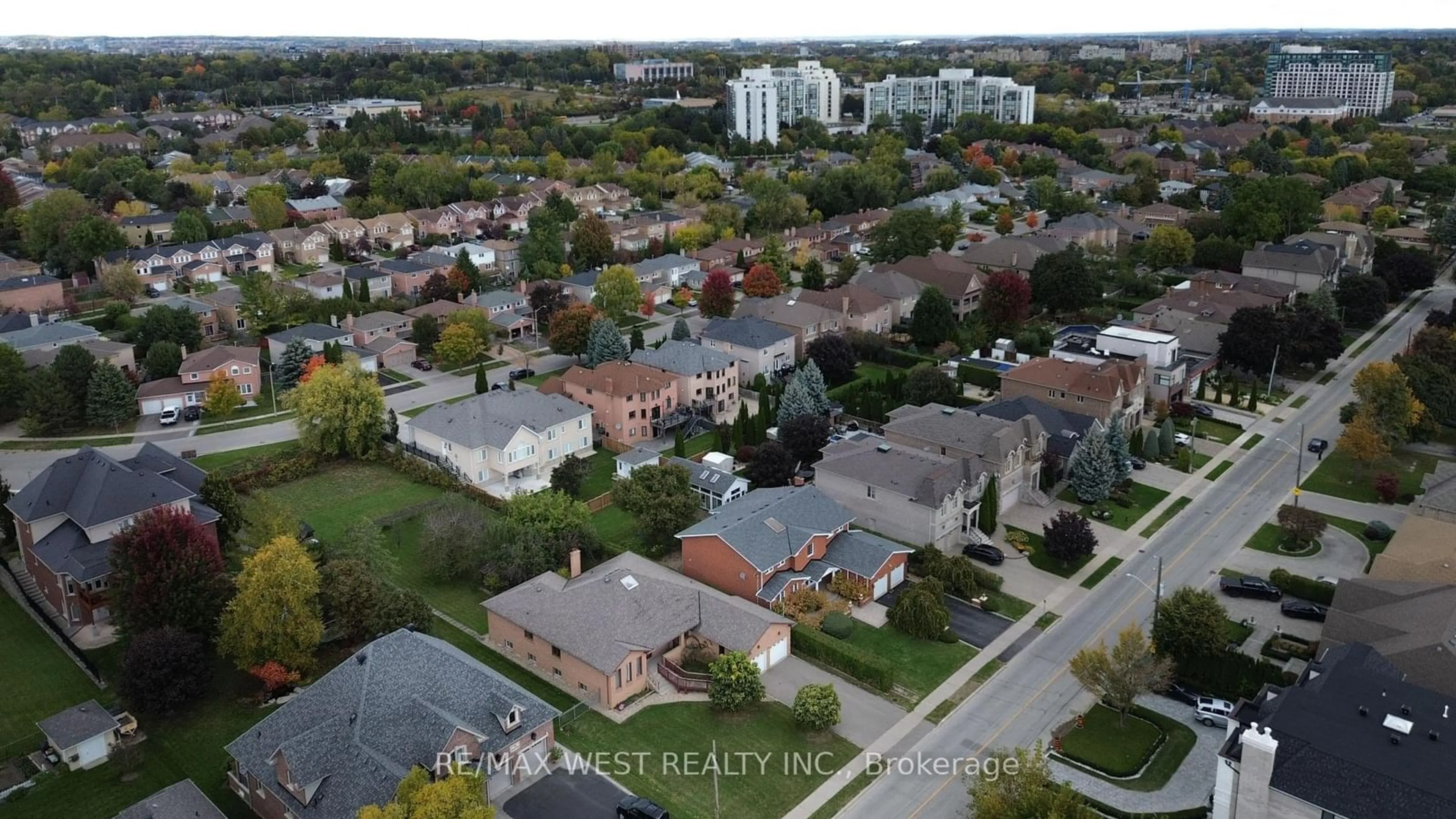 A pic from outside/outdoor area/front of a property/back of a property/a pic from drone, city buildings view from balcony for 96 May Ave, Richmond Hill Ontario L4C 3S6