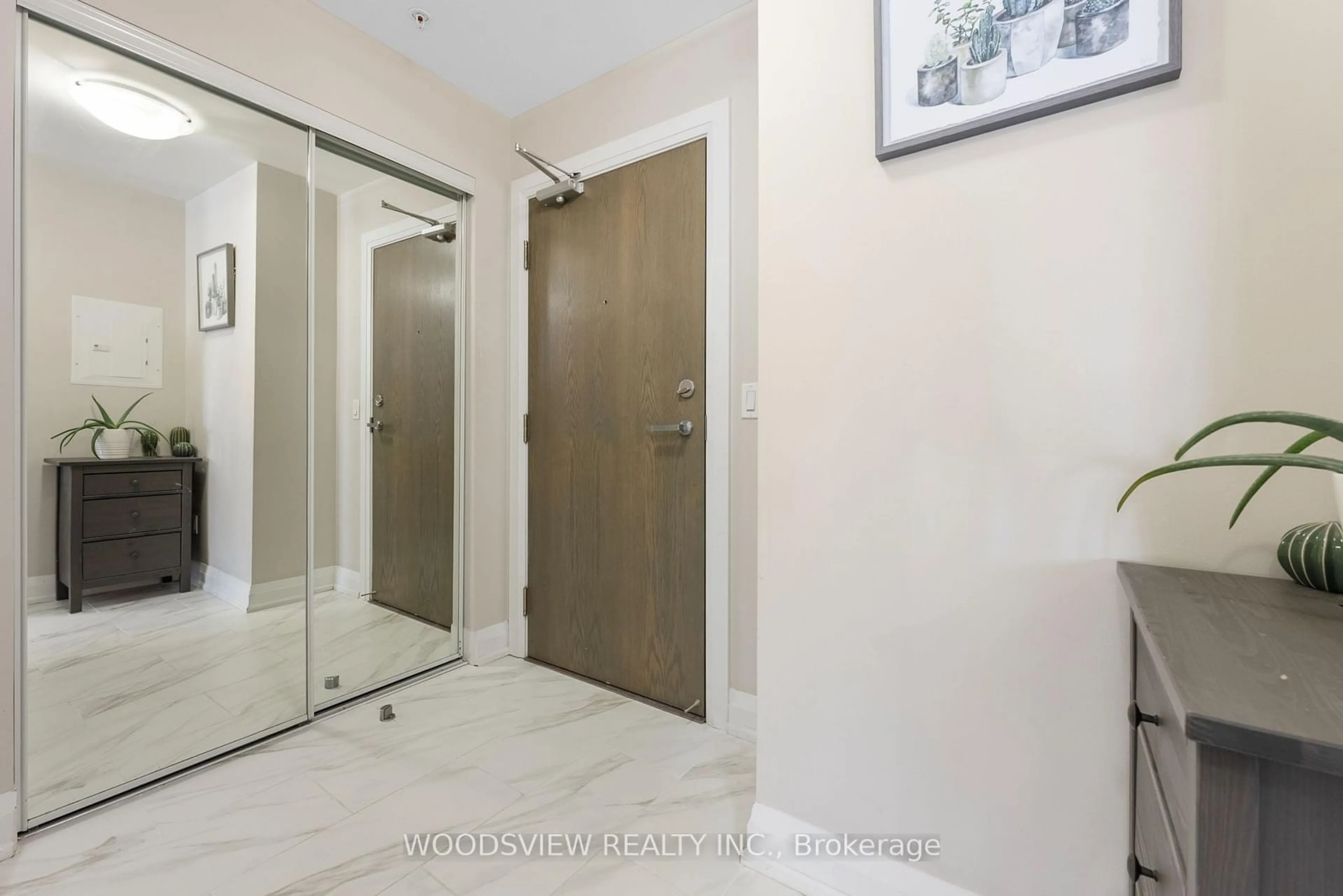 Indoor foyer for 481 Rupert Ave #109, Whitchurch-Stouffville Ontario L4A 1Y7