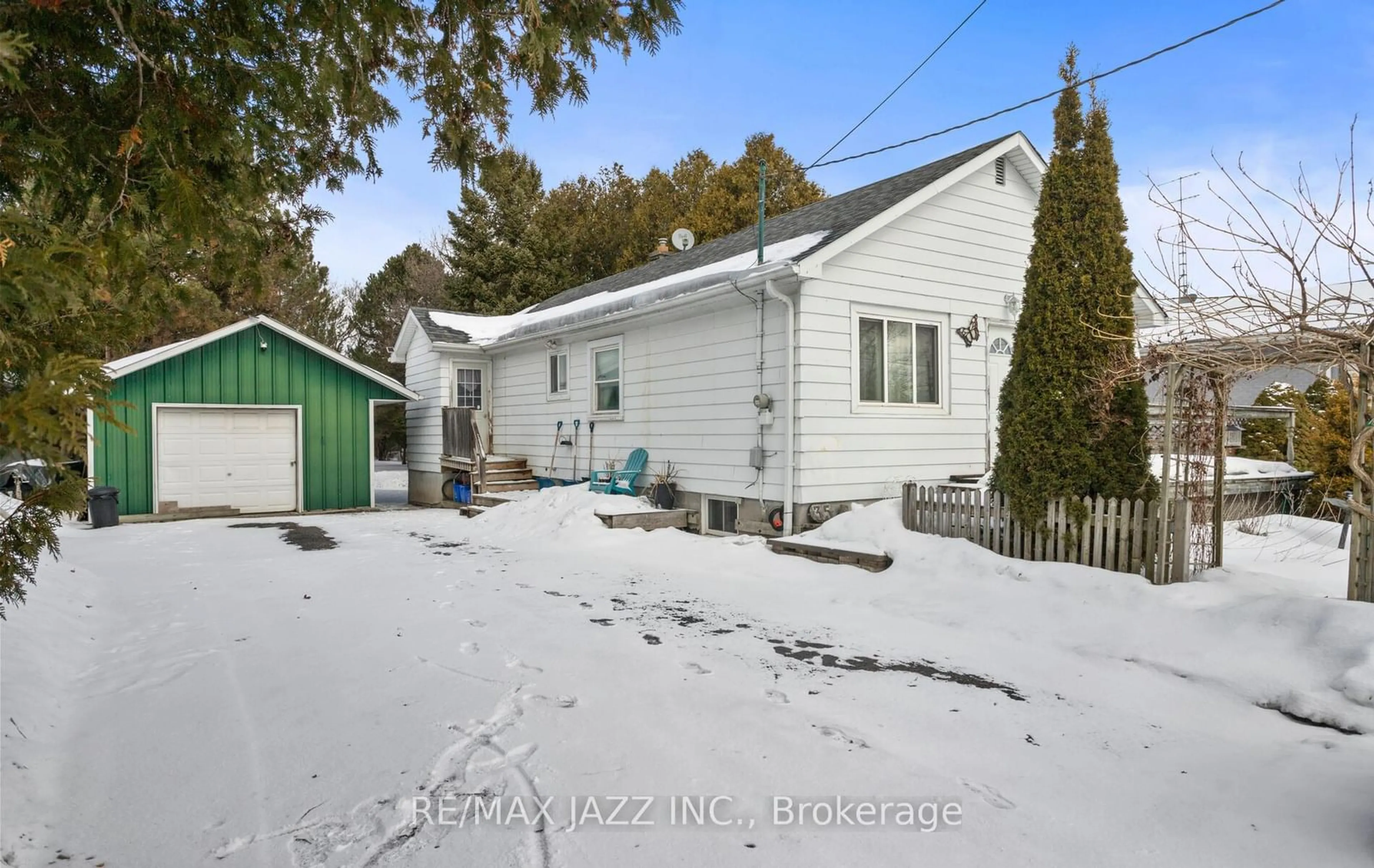 A pic from outside/outdoor area/front of a property/back of a property/a pic from drone, street for 35 Maple St, Uxbridge Ontario L9P 1C8