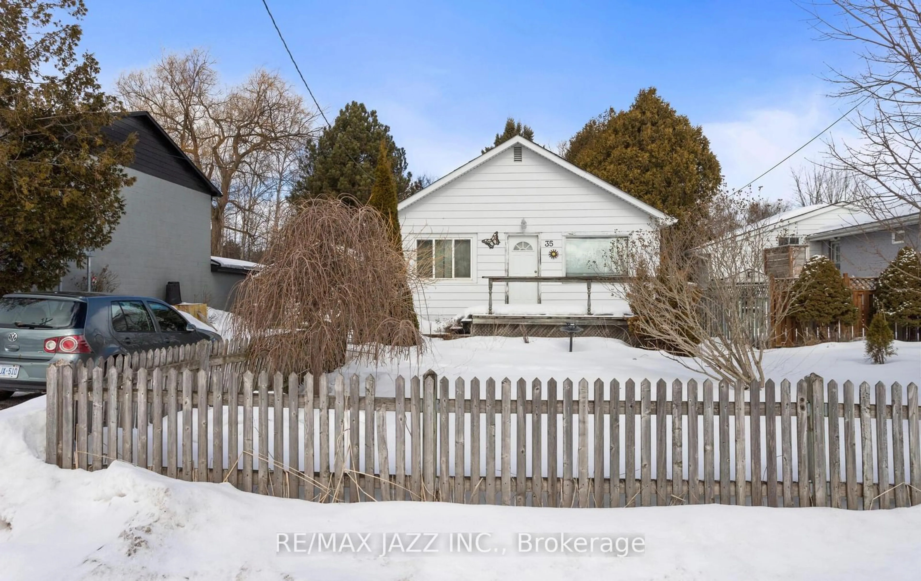 A pic from outside/outdoor area/front of a property/back of a property/a pic from drone, street for 35 Maple St, Uxbridge Ontario L9P 1C8