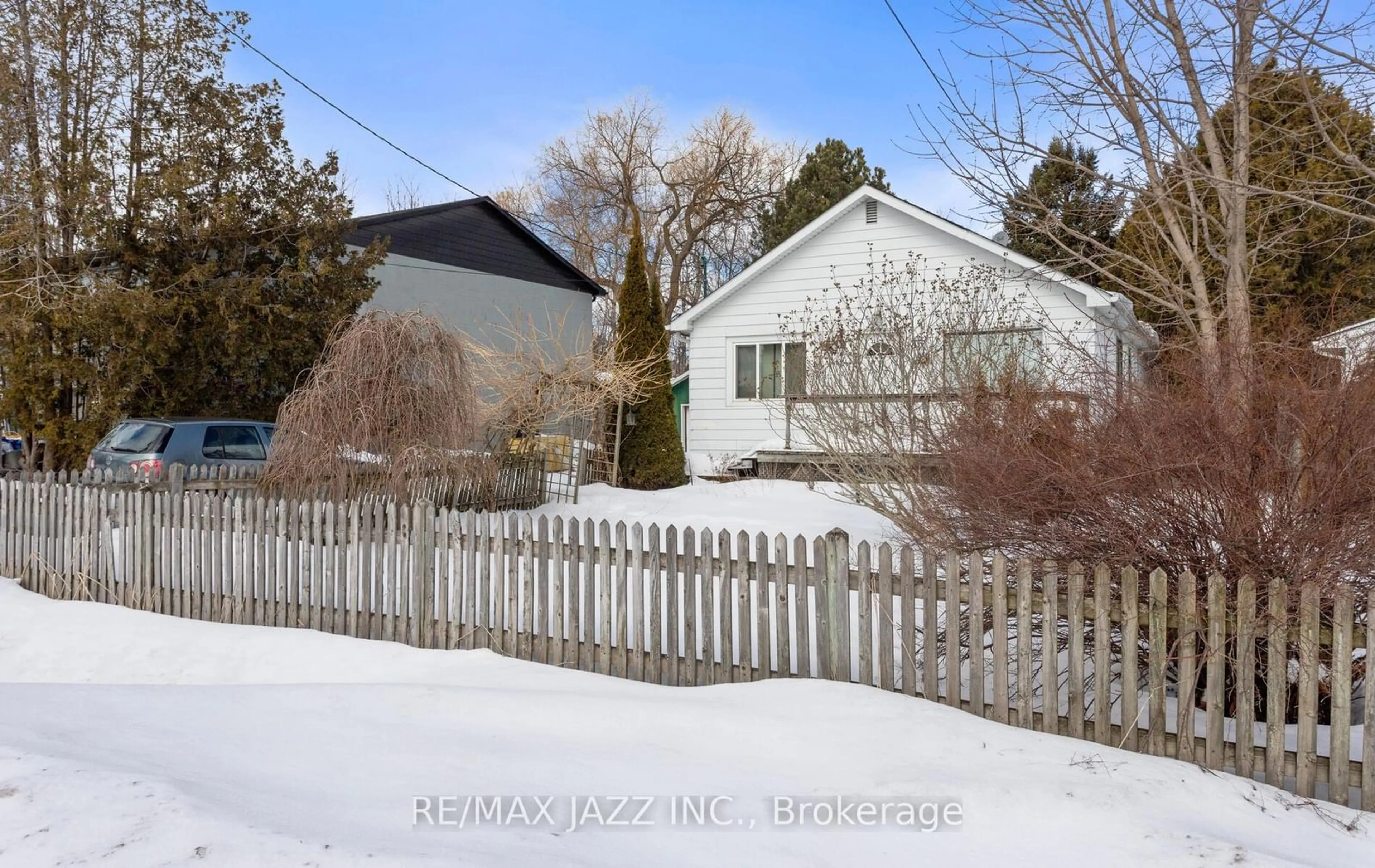 A pic from outside/outdoor area/front of a property/back of a property/a pic from drone, street for 35 Maple St, Uxbridge Ontario L9P 1C8