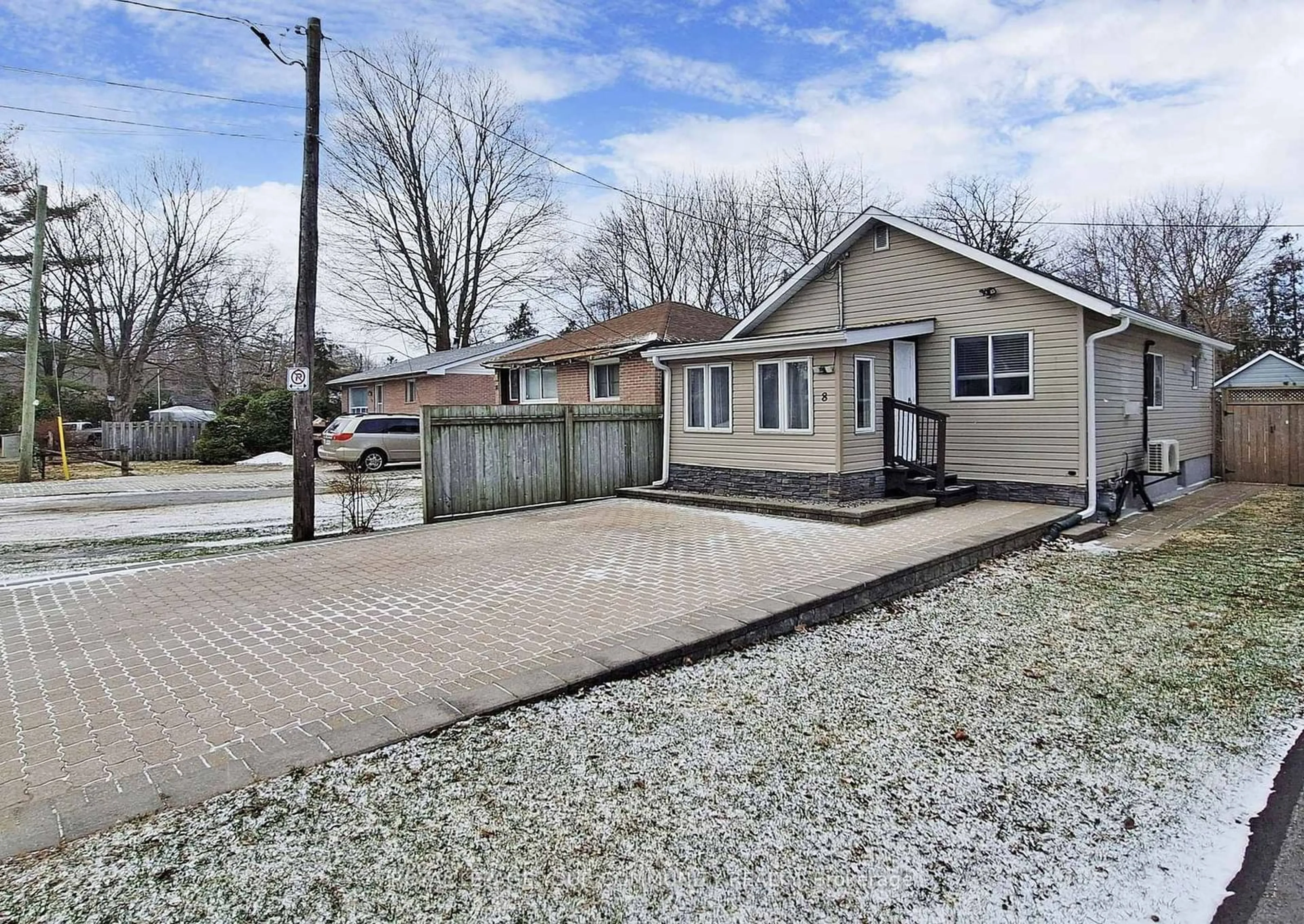 A pic from outside/outdoor area/front of a property/back of a property/a pic from drone, street for 8 Hardwood Dr, Georgina Ontario L0E 1L0